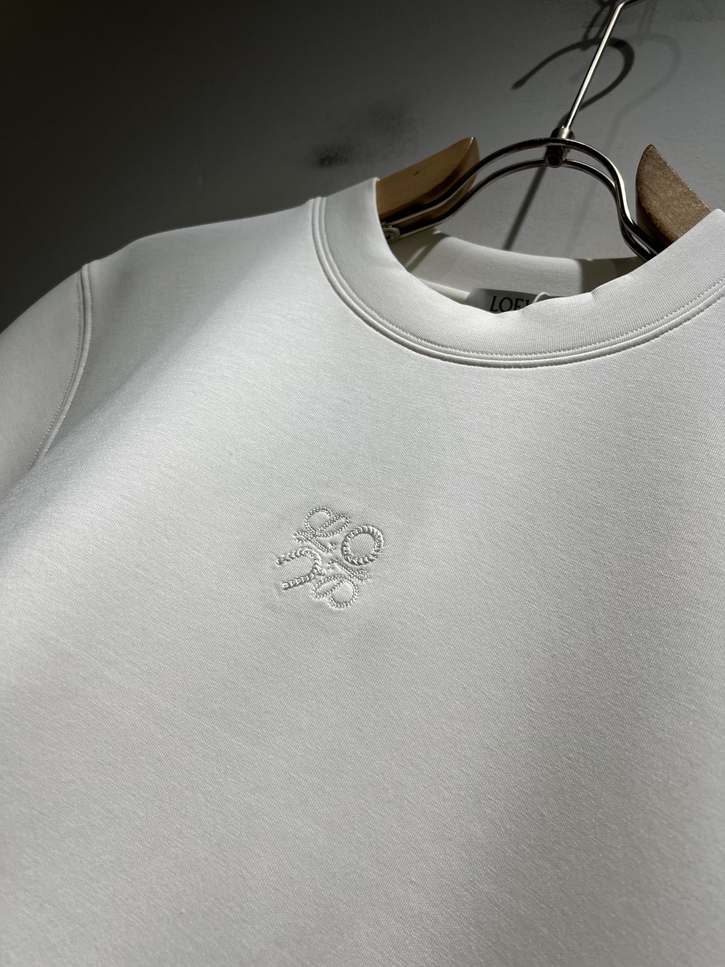 LOE*WE罗*威 2025秋冬男士短袖打底衫，意大利原厂订单渠道，极具个性高级风，标志logo图案刺绣