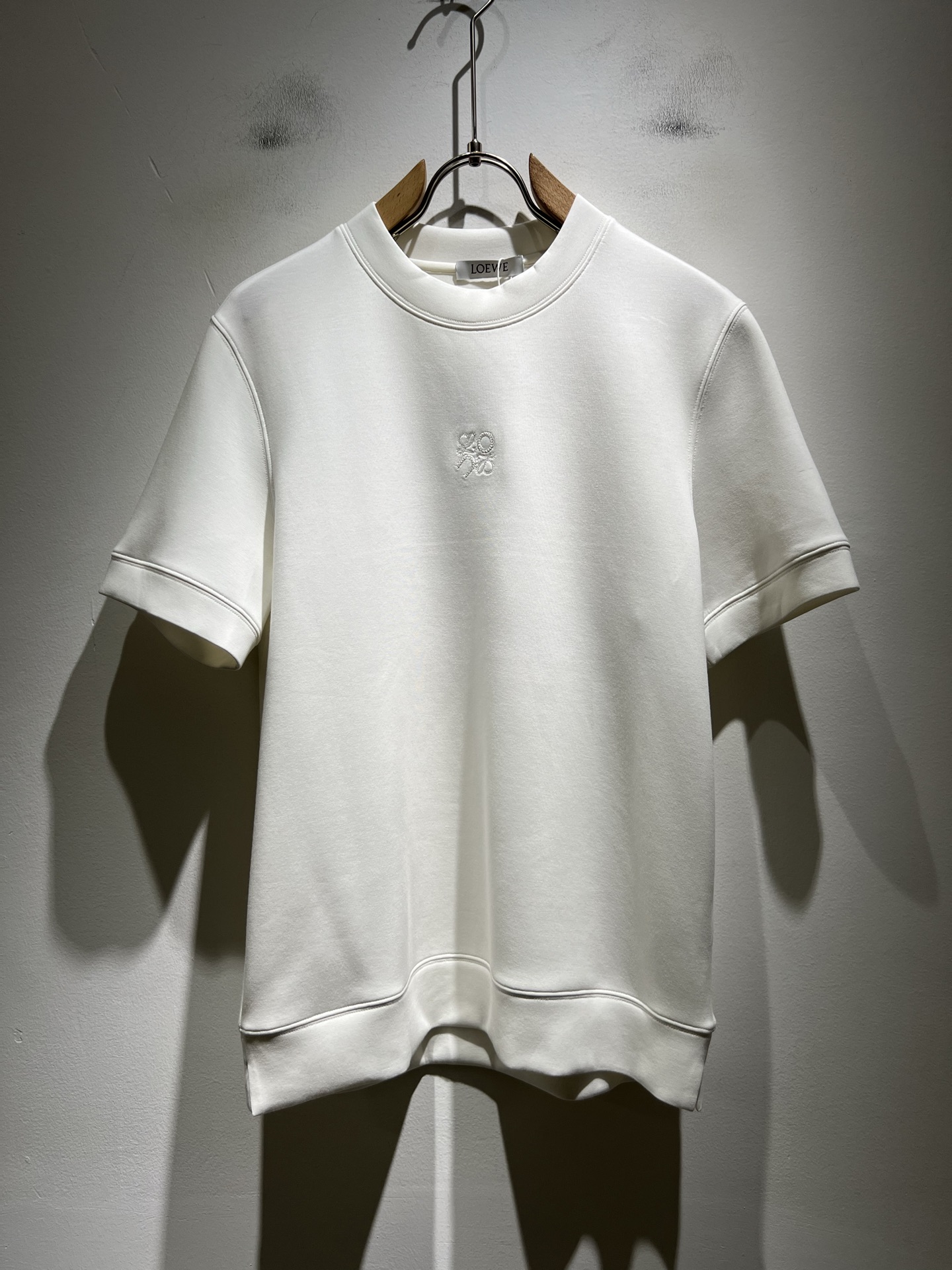 NO:596042,LOE*WE 2025 autumn and winter men's short-sleeved bottoming shirt, Italian original order channel, highly personalized and high-end style, logo pattern embroidery design!  The latest popular fashion product has arrived. It is a simple and high-end fashion item. It is a fashion product with very high-end charm and is a must-have item for fashion trends!  Italian original factory channel, special supply level order, released simultaneously by Hong Kong, Macao and Taiwan buyer stores. This model is also the latest popular product of Loewe family this year, and it is also the most classic product. Its specifications and quality are beyond doubt!  !  The selection is extremely diverse. It goes without saying that this style has that fresh and natural feeling, which highlights the brand's charm and high-end sense. The texture of this style is very good, and the weight and color that can be felt by hand are even better on the skin. It is a full wearing enjoyment!  !  Size: M-4XL,,loewe,loewe,T-shirt,alexander wang19860909LOE*WE罗*威 2025秋冬男士短袖打底衫,意大利原厂订单渠道,极具个性高级风,标志logo图案刺绣工艺设计！最新时尚潮流人气产物驾到,又是一款简约高级的时尚单品,穿搭魅力十分高级不俗的时尚产物 ,时尚潮流必备单品！意大利原厂渠道,特供级别订单,同步港澳台买手店发布,此款也是罗意威家今年的最新人气产物,也是最经典的产物,其规格跟档次更是毋庸置疑！！ 选择极具多样化,言而喻此款自然具备那种清新自然的感觉,彰显品牌魅力与高级感,此款的质感十分的到位,用手可以感知的重磅跟出彩亲肤程度更是上佳,十足的穿着享受！！尺码: M-4XL,,loewe,loewe,T-shirt,alexander wang,Men's clothing