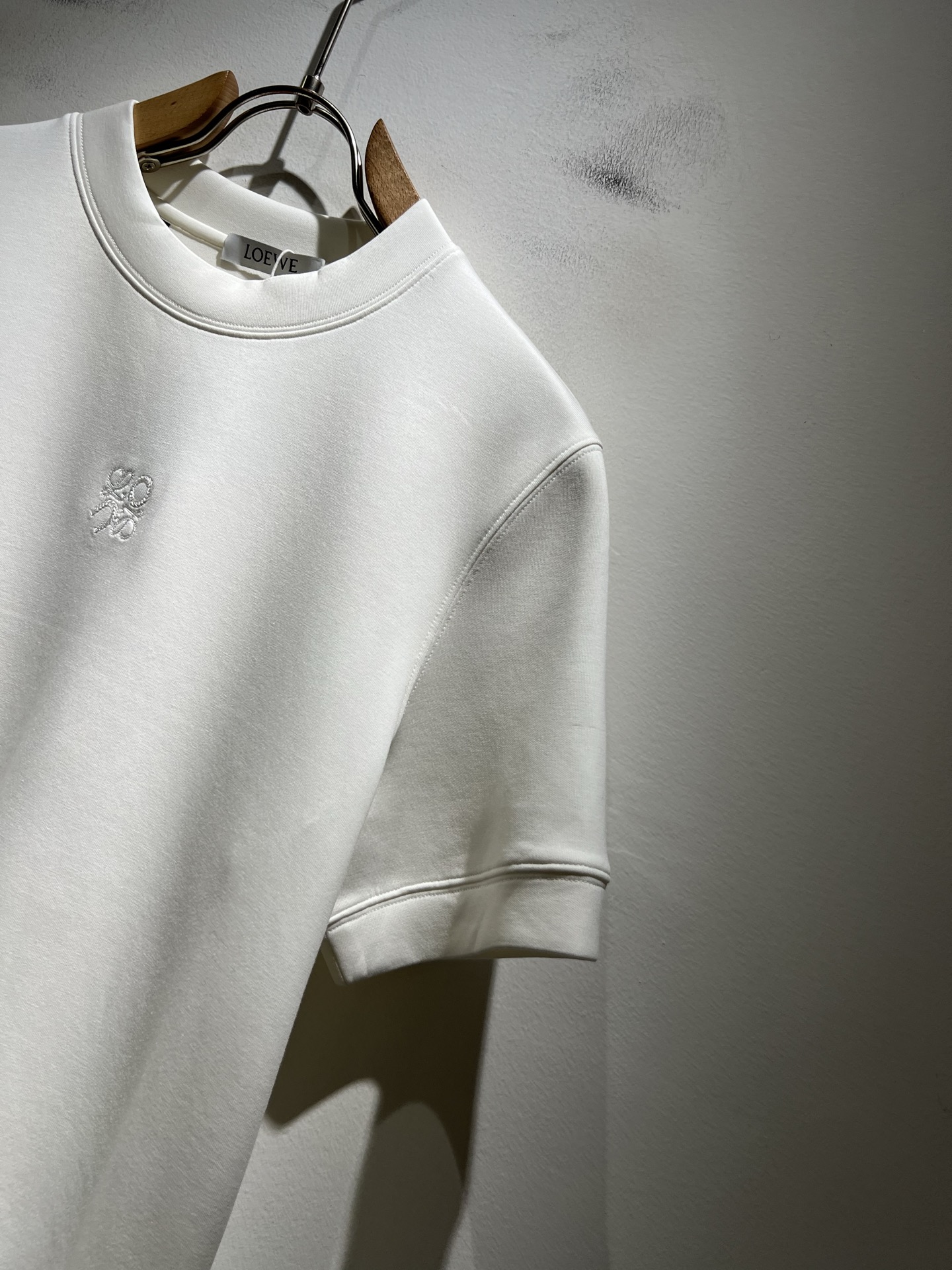 LOE*WE罗*威 2025秋冬男士短袖打底衫，意大利原厂订单渠道，极具个性高级风，标志logo图案刺绣