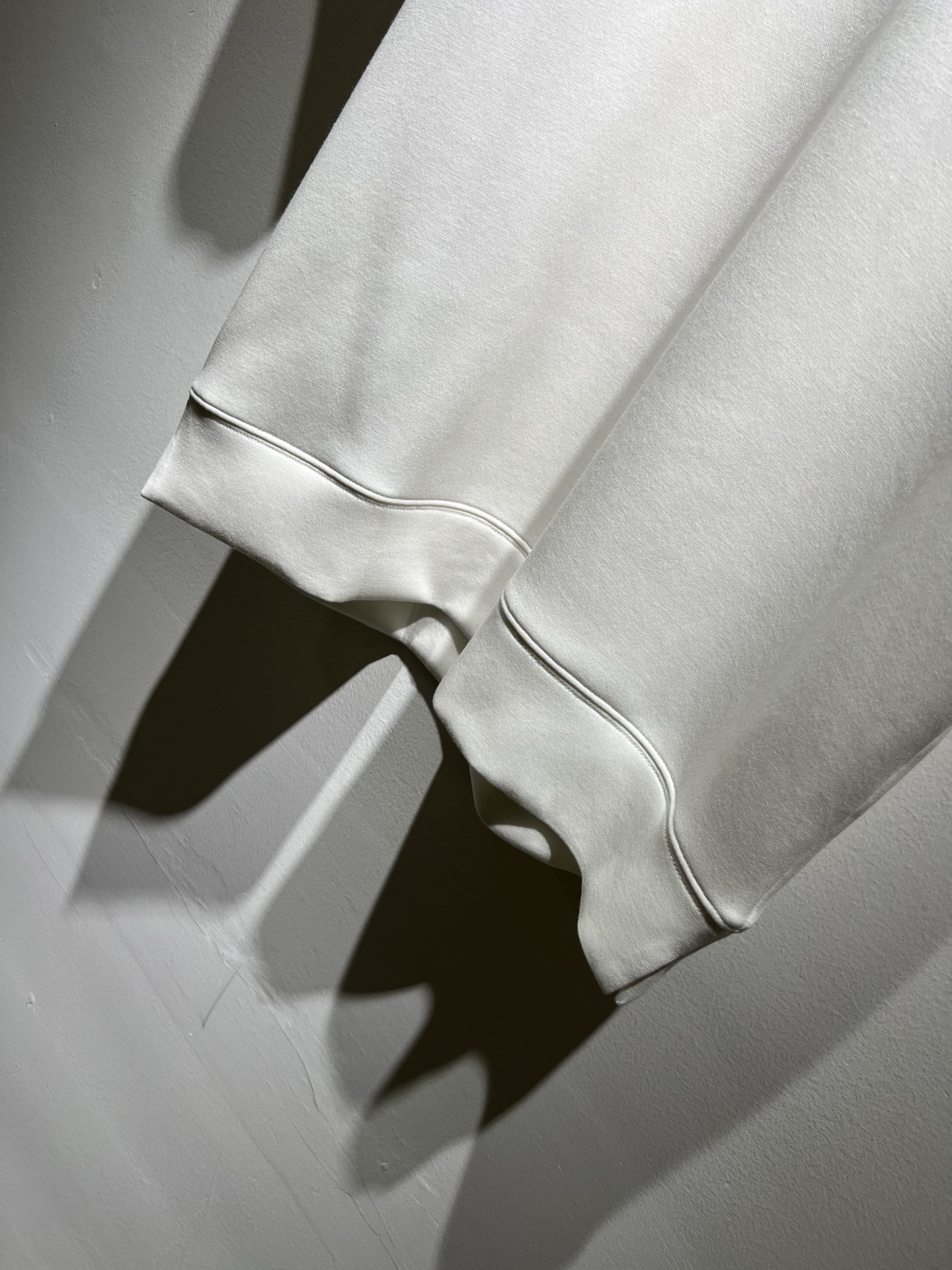 LOE*WE罗*威 2025秋冬男士短袖打底衫，意大利原厂订单渠道，极具个性高级风，标志logo图案刺绣