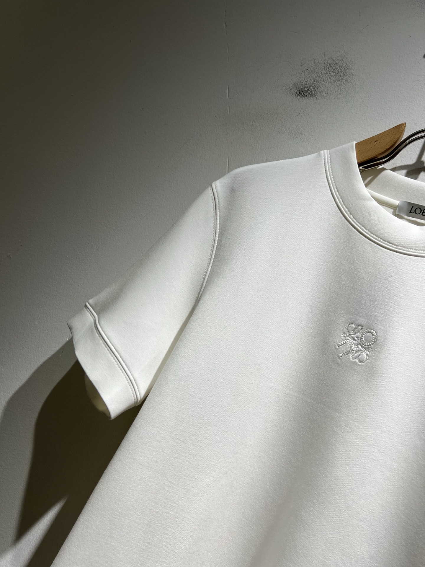 LOE*WE罗*威 2025秋冬男士短袖打底衫，意大利原厂订单渠道，极具个性高级风，标志logo图案刺绣