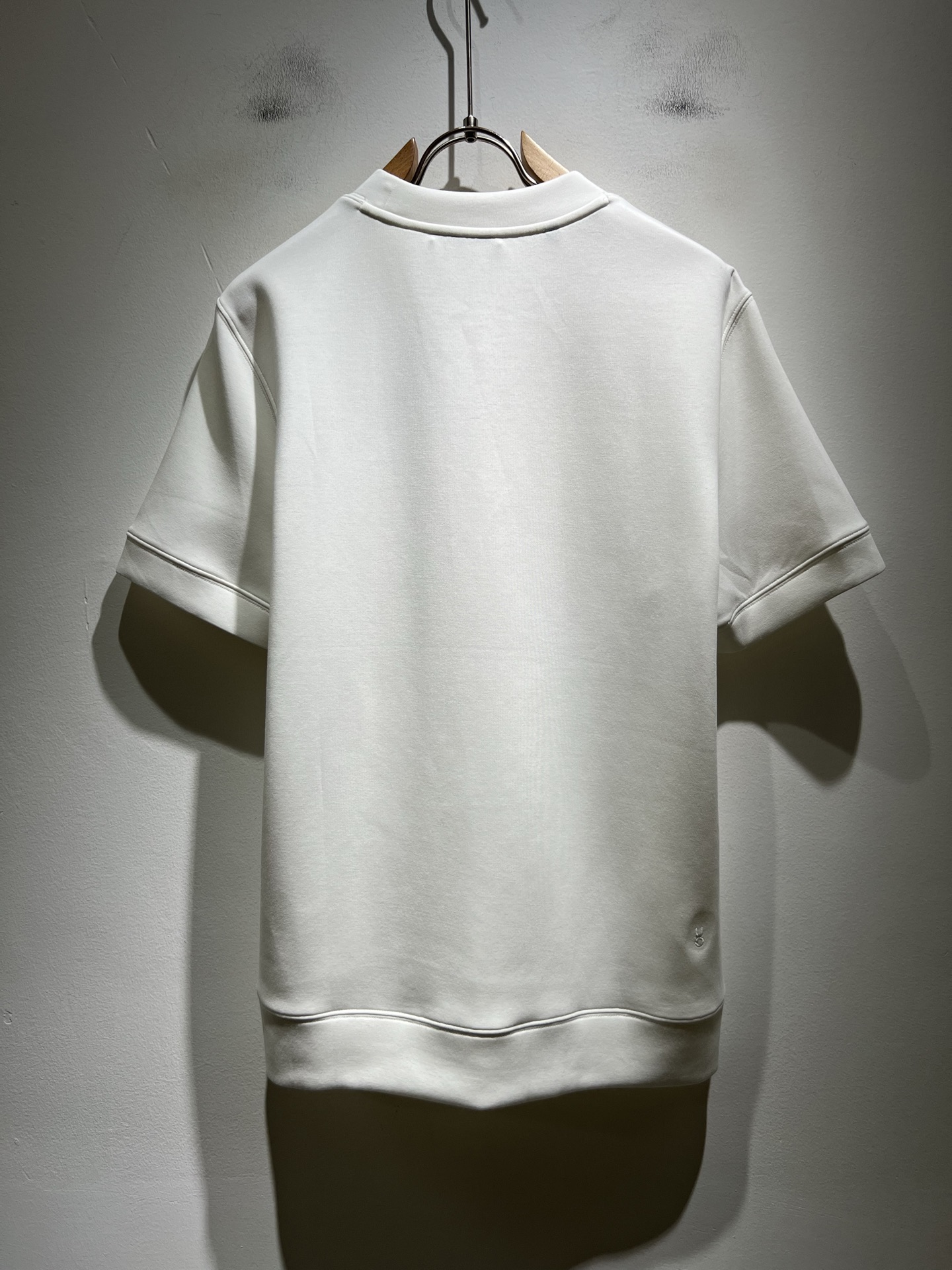 LOE*WE罗*威 2025秋冬男士短袖打底衫，意大利原厂订单渠道，极具个性高级风，标志logo图案刺绣