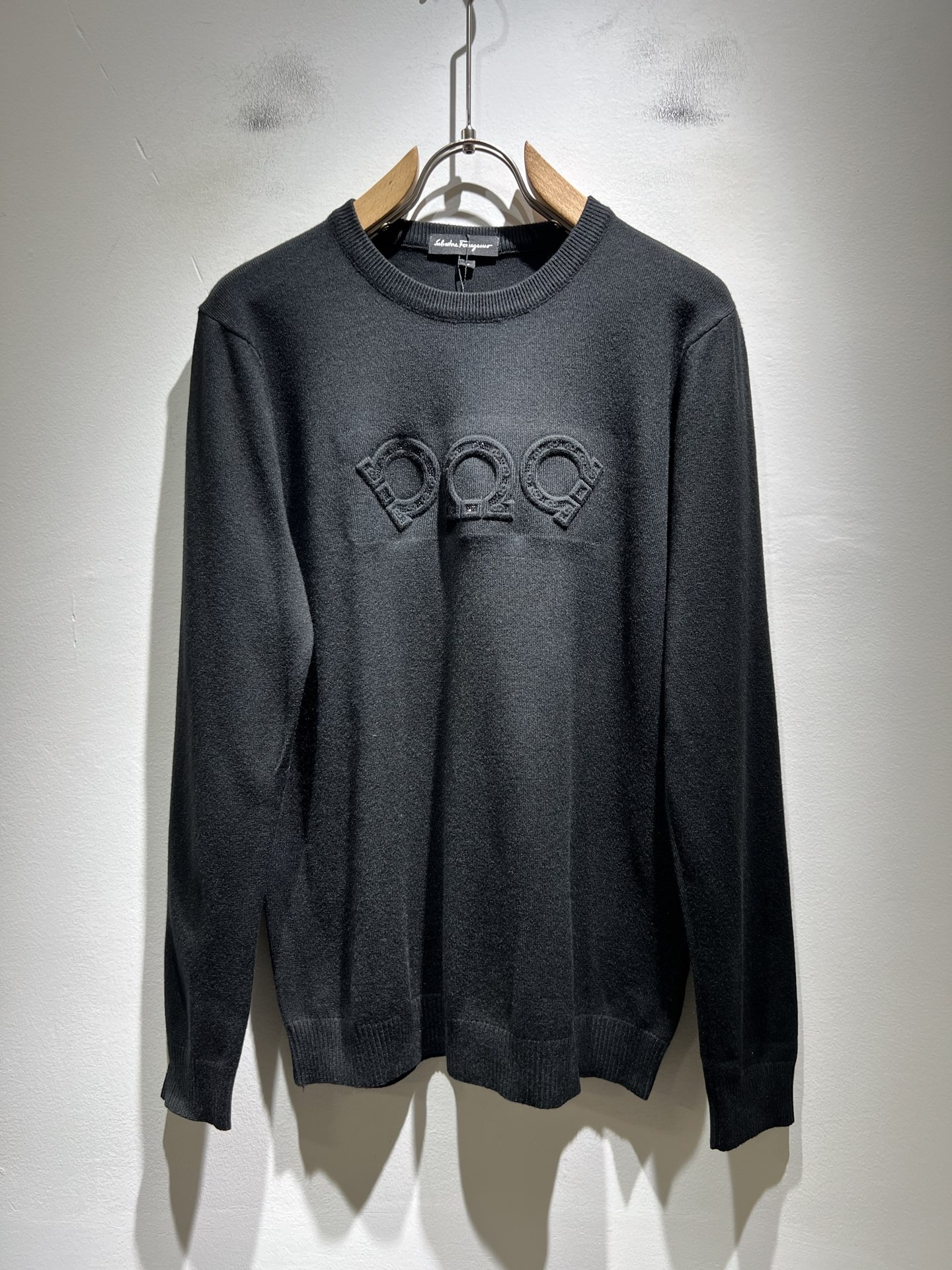 Ferraga*mo菲拉*慕 2025秋冬新款男士针织羊毛衫，采用进口专属针织羊毛面料！！简单菲拉*慕L