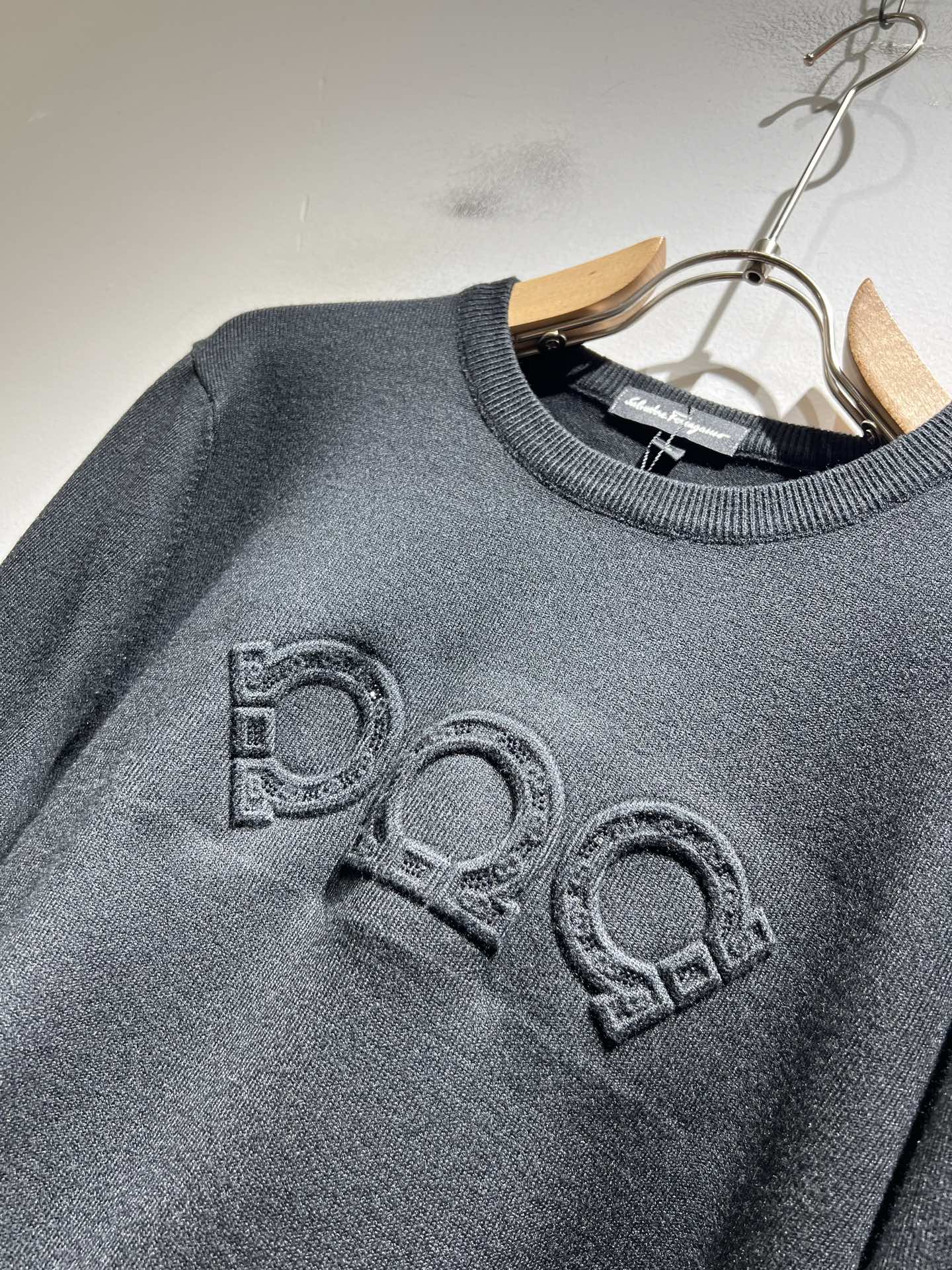 Ferraga*mo菲拉*慕 2025秋冬新款男士针织羊毛衫，采用进口专属针织羊毛面料！！简单菲拉*慕L