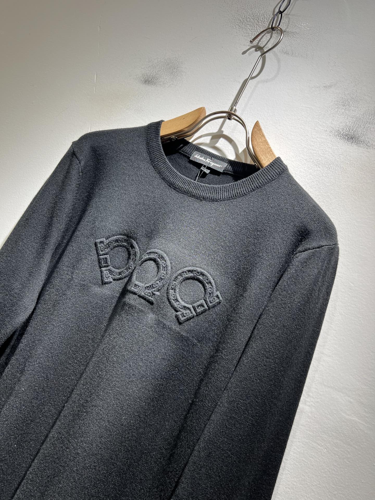 Ferraga*mo菲拉*慕 2025秋冬新款男士针织羊毛衫，采用进口专属针织羊毛面料！！简单菲拉*慕L