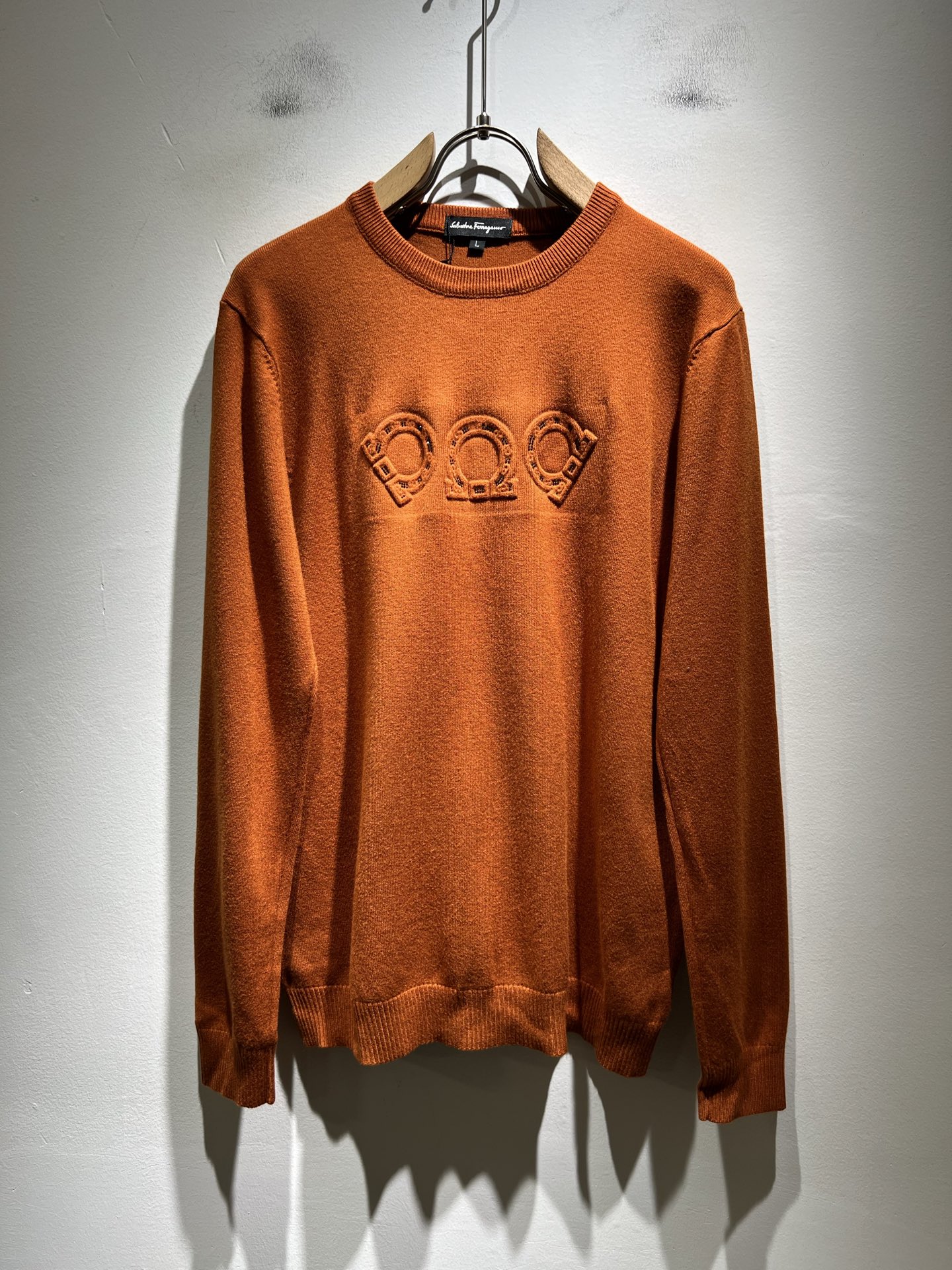 NO:596045,Ferraga*mo 2025 new autumn and winter men's knitted wool sweater is made of imported exclusive knitted wool fabric!  !  Simple Fila*Mu LOGO logo laminated design!  Representing the brand image, simple and comfortable styles, even and full lines, exquisite and delicate, high-end and luxurious upper body. Simple styles are more diversified to wear. Fashionable tailoring, simple plain colors. Every man should buy sizes M-4XL,,ferragamo,alexander wang19860909Ferraga*mo菲拉*慕 2025秋冬新款男士针织羊毛衫,采用进口专属针织羊毛面料！！简单菲拉*慕LOGO标识压胶设计！代表品牌形象 简洁舒适的款式,线条感粗细均匀饱满,精致细腻,上身高端又奢华.简约的款式穿搭起来更加的多样化.剪裁时尚版型,简约式素色每一个男士都应该入手尺码M-4XL,,ferragamo,alexander wang,Men's clothing