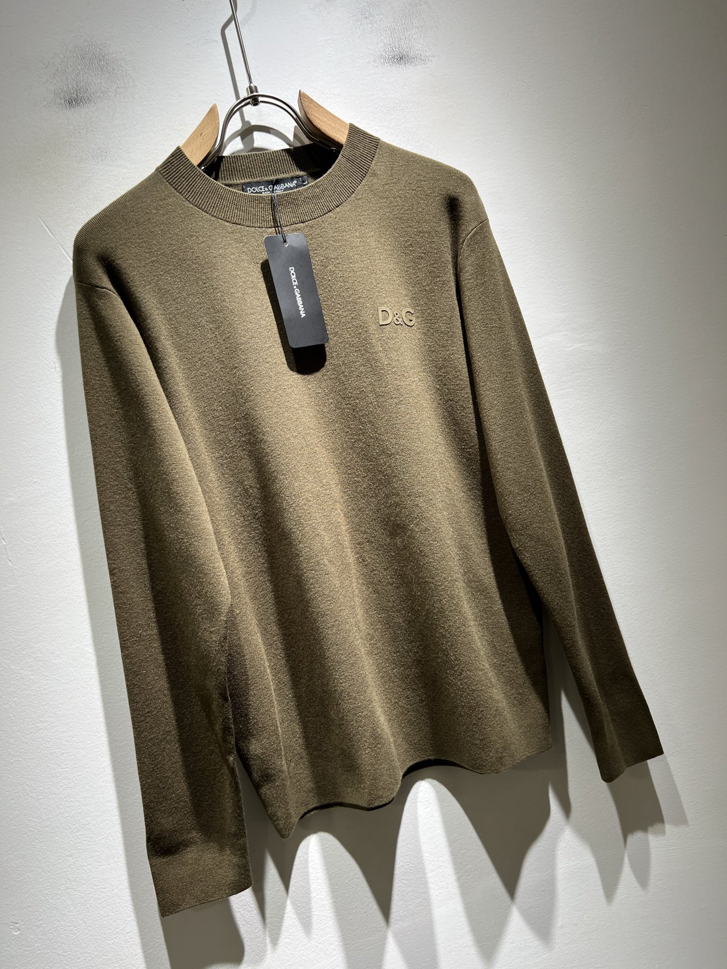 Dolce&Gabba*a 杜嘉*纳2025秋冬新款针织羊毛衫，专柜同步发售！定制专属羊毛面料，胸前字母