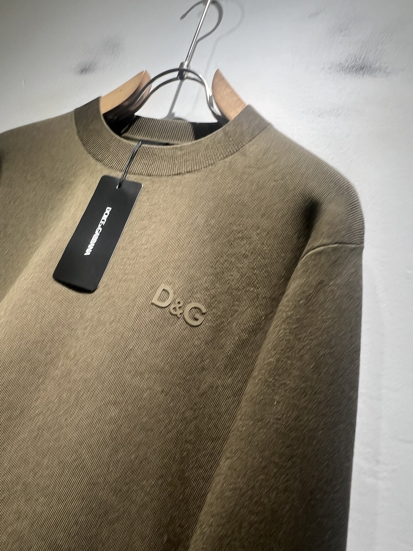 Dolce&Gabba*a 杜嘉*纳2025秋冬新款针织羊毛衫，专柜同步发售！定制专属羊毛面料，胸前字母