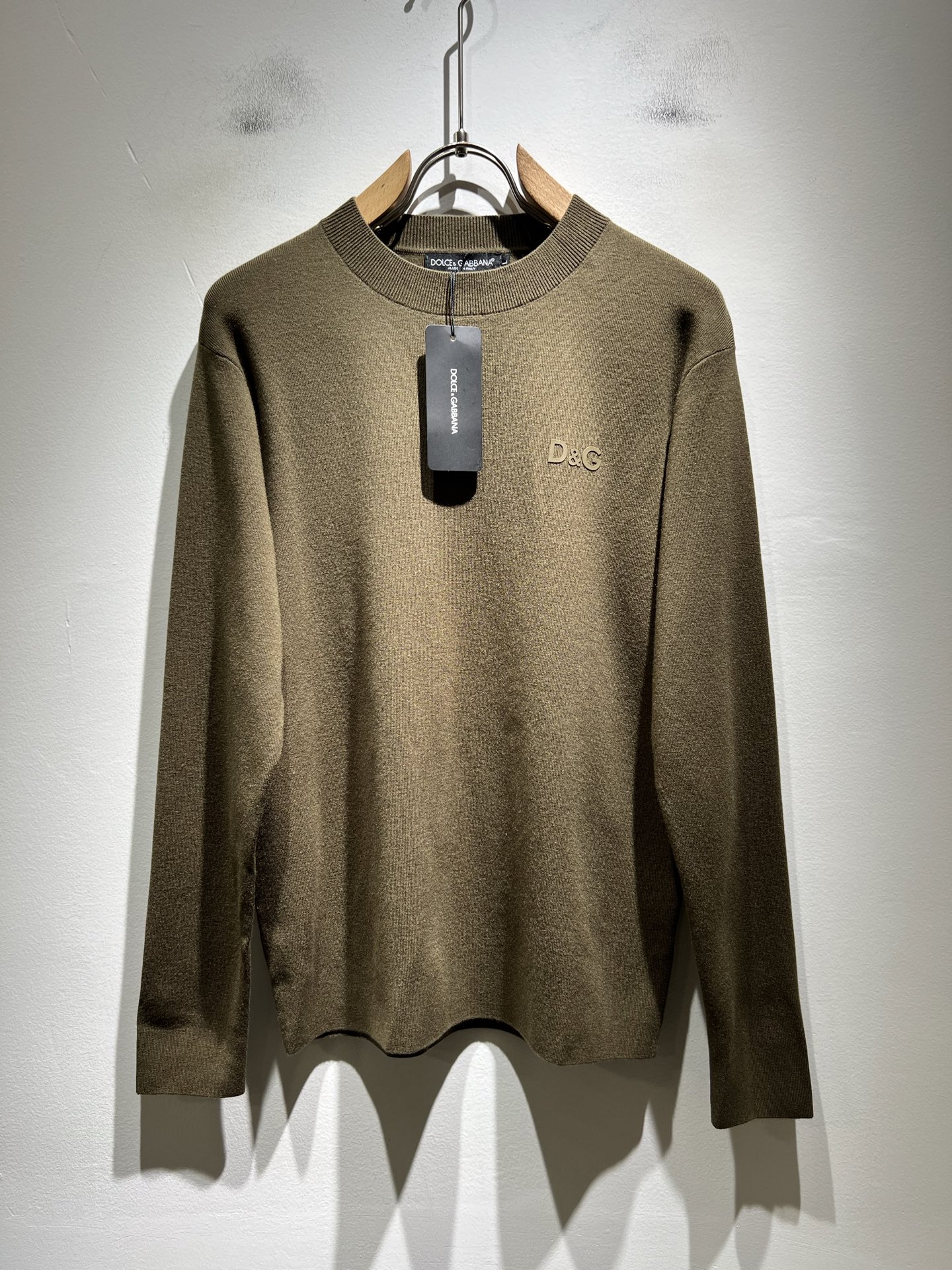 Dolce&Gabba*a 杜嘉*纳2025秋冬新款针织羊毛衫，专柜同步发售！定制专属羊毛面料，胸前字母