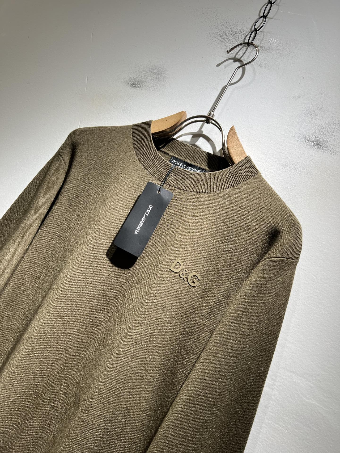 Dolce&Gabba*a 杜嘉*纳2025秋冬新款针织羊毛衫，专柜同步发售！定制专属羊毛面料，胸前字母