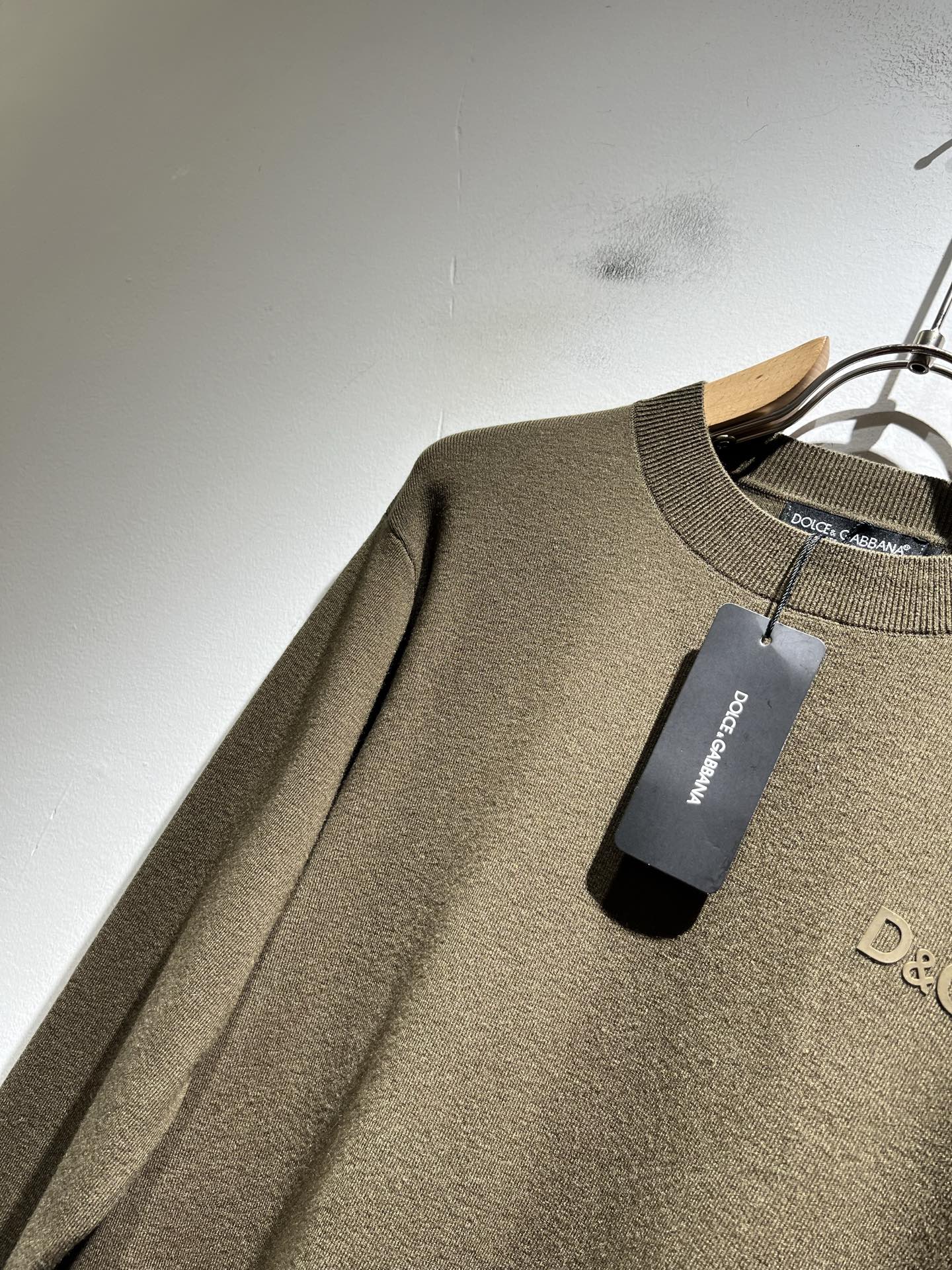 Dolce&Gabba*a 杜嘉*纳2025秋冬新款针织羊毛衫，专柜同步发售！定制专属羊毛面料，胸前字母