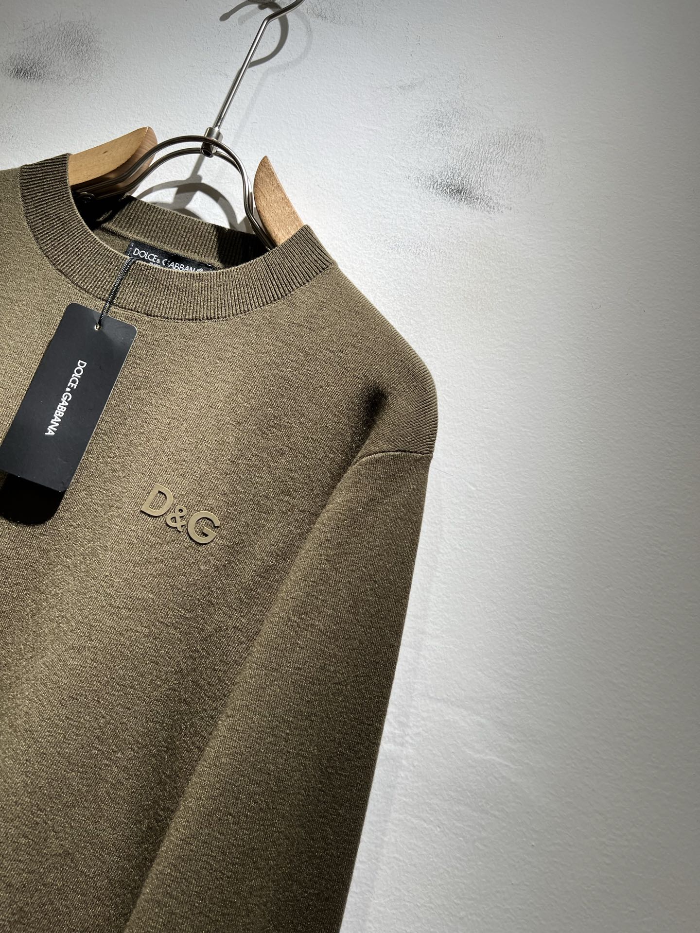 Dolce&Gabba*a 杜嘉*纳2025秋冬新款针织羊毛衫，专柜同步发售！定制专属羊毛面料，胸前字母