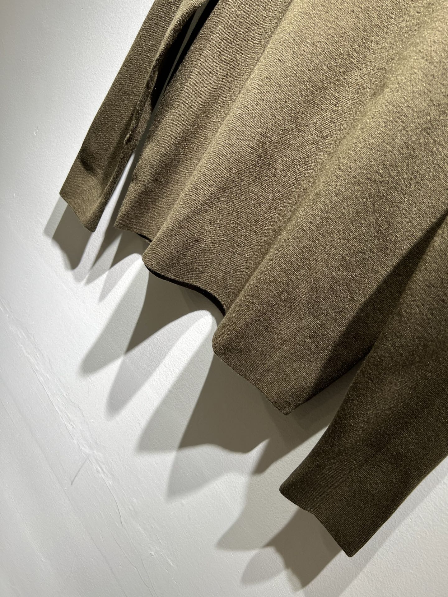 Dolce&Gabba*a 杜嘉*纳2025秋冬新款针织羊毛衫，专柜同步发售！定制专属羊毛面料，胸前字母