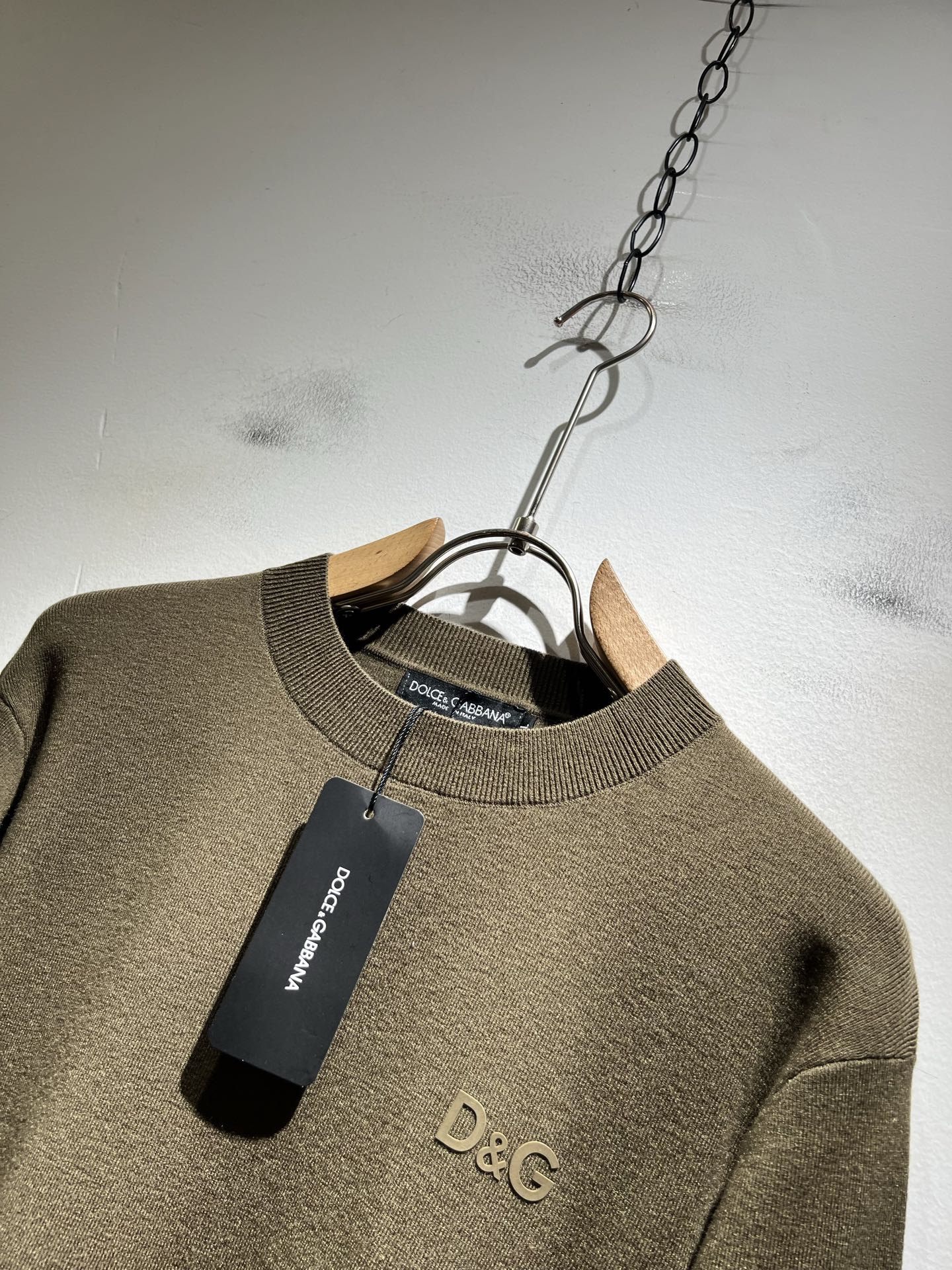 Dolce&Gabba*a 杜嘉*纳2025秋冬新款针织羊毛衫，专柜同步发售！定制专属羊毛面料，胸前字母