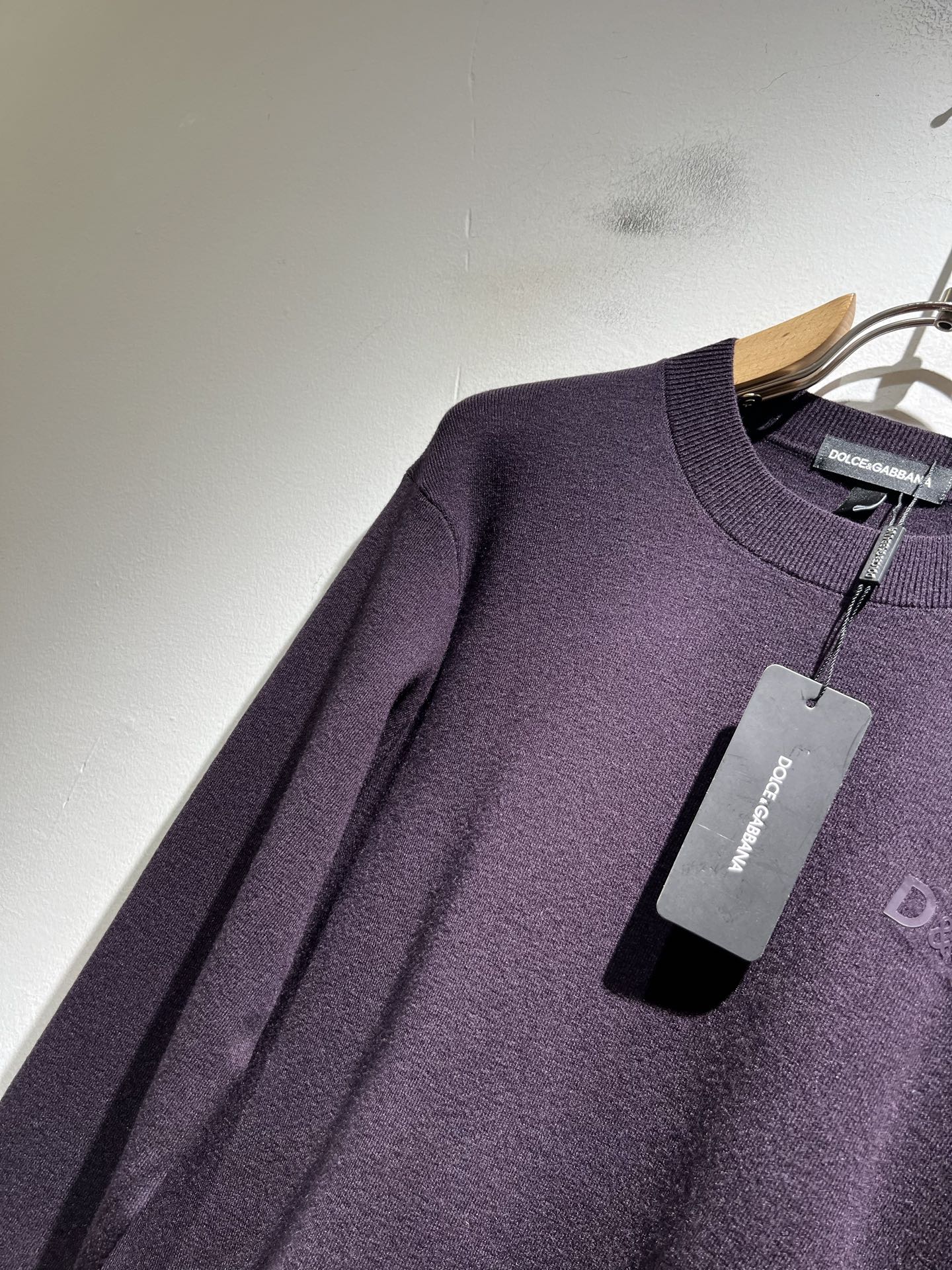 Dolce&Gabba*a 杜嘉*纳2025秋冬新款针织羊毛衫，专柜同步发售！定制专属羊毛面料，胸前字母