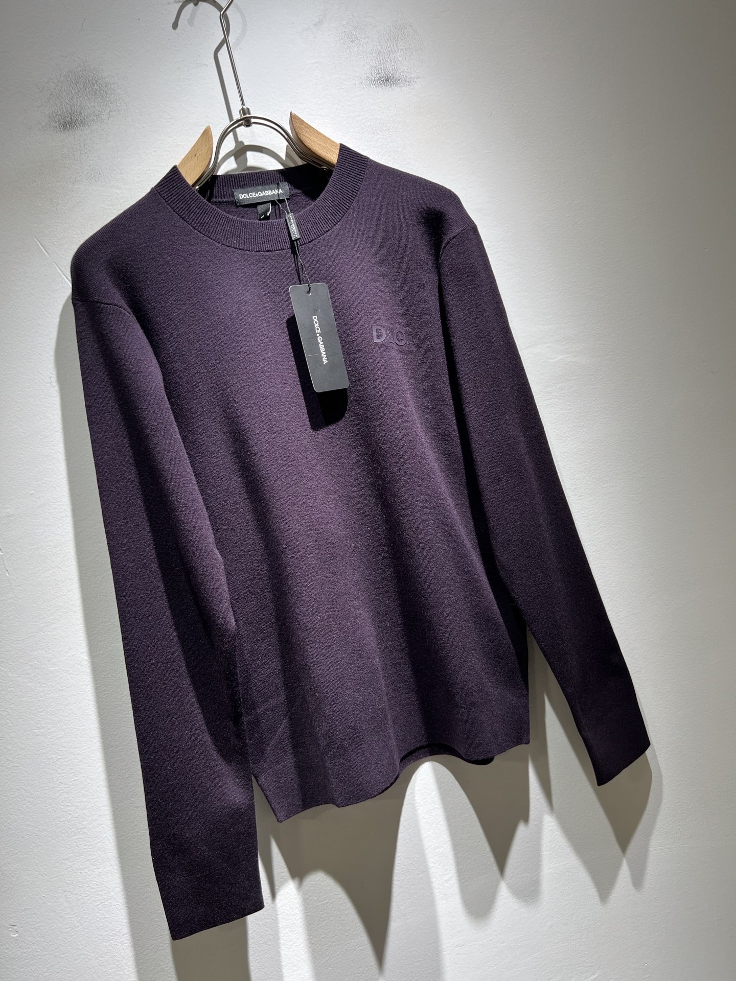 Dolce&Gabba*a 杜嘉*纳2025秋冬新款针织羊毛衫，专柜同步发售！定制专属羊毛面料，胸前字母