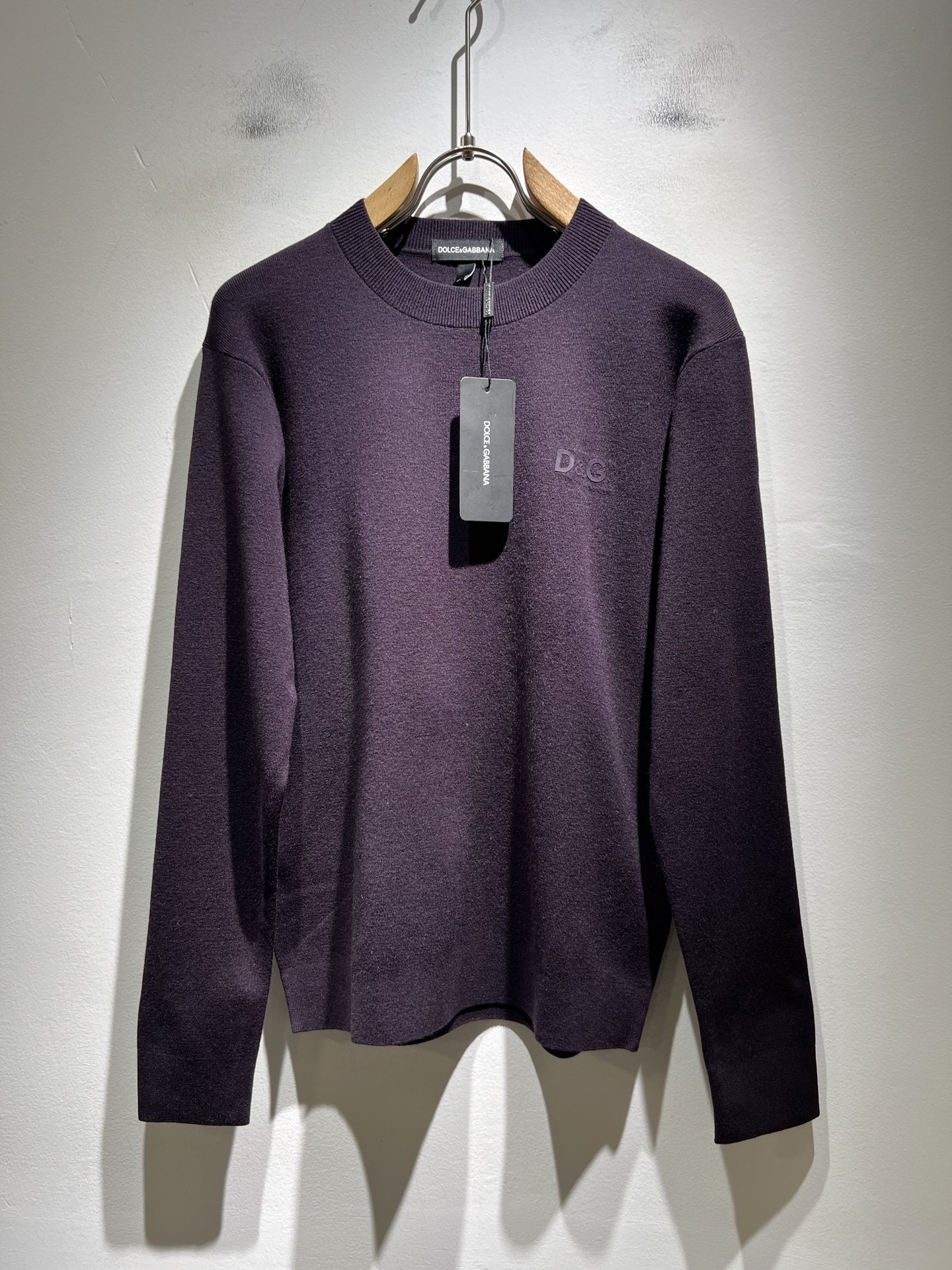 Dolce&Gabba*a 杜嘉*纳2025秋冬新款针织羊毛衫，专柜同步发售！定制专属羊毛面料，胸前字母