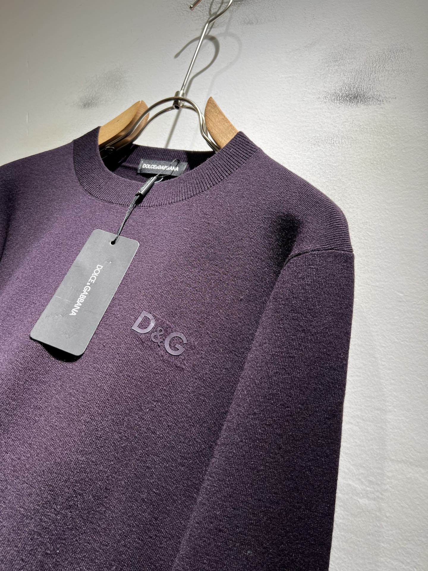 Dolce&Gabba*a 杜嘉*纳2025秋冬新款针织羊毛衫，专柜同步发售！定制专属羊毛面料，胸前字母