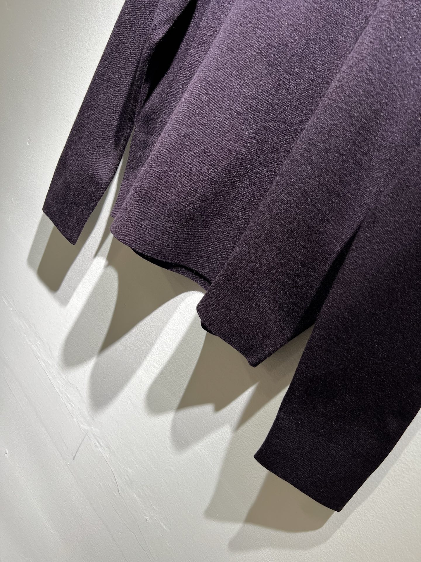 Dolce&Gabba*a 杜嘉*纳2025秋冬新款针织羊毛衫，专柜同步发售！定制专属羊毛面料，胸前字母