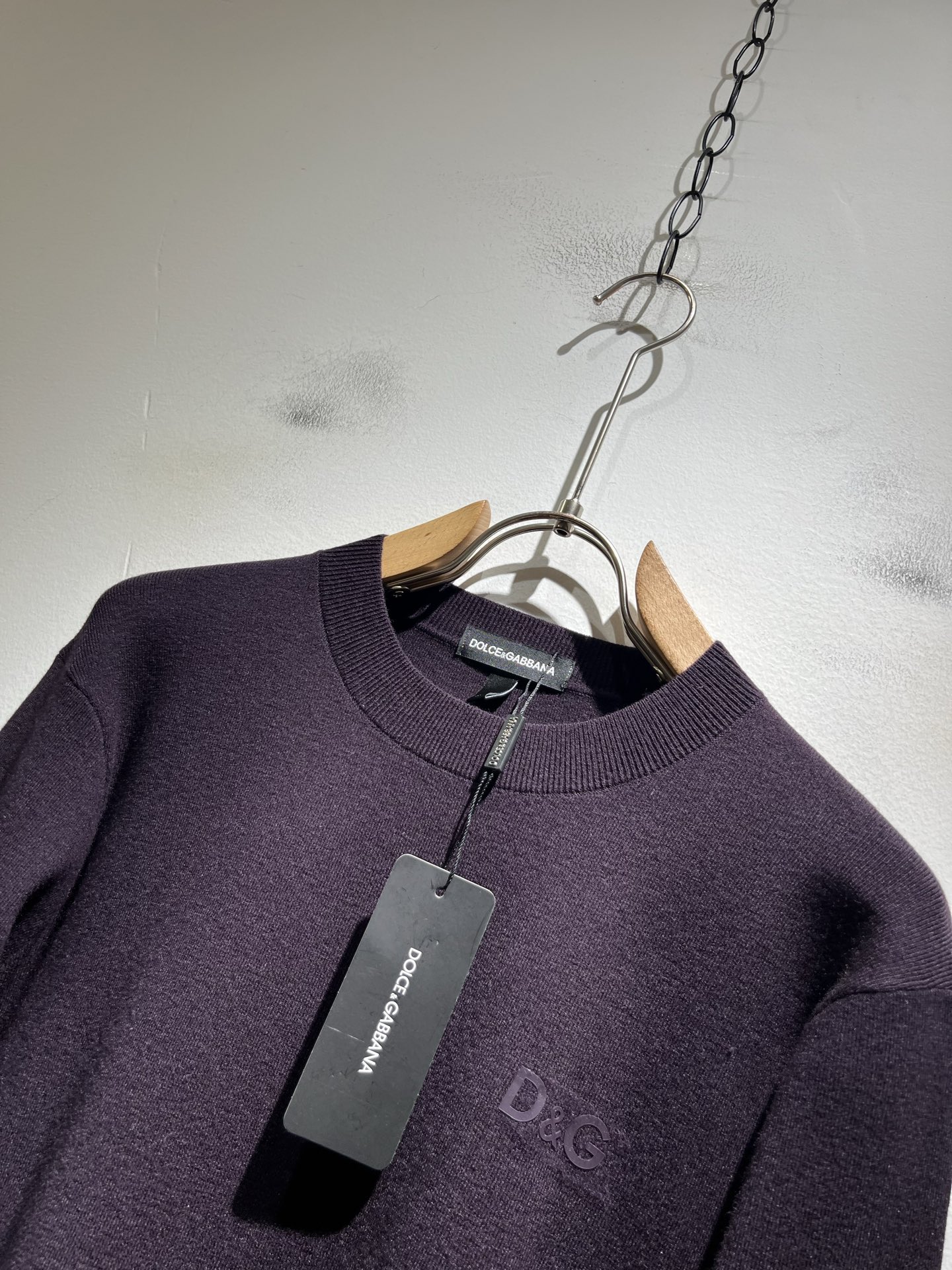 Dolce&Gabba*a 杜嘉*纳2025秋冬新款针织羊毛衫，专柜同步发售！定制专属羊毛面料，胸前字母