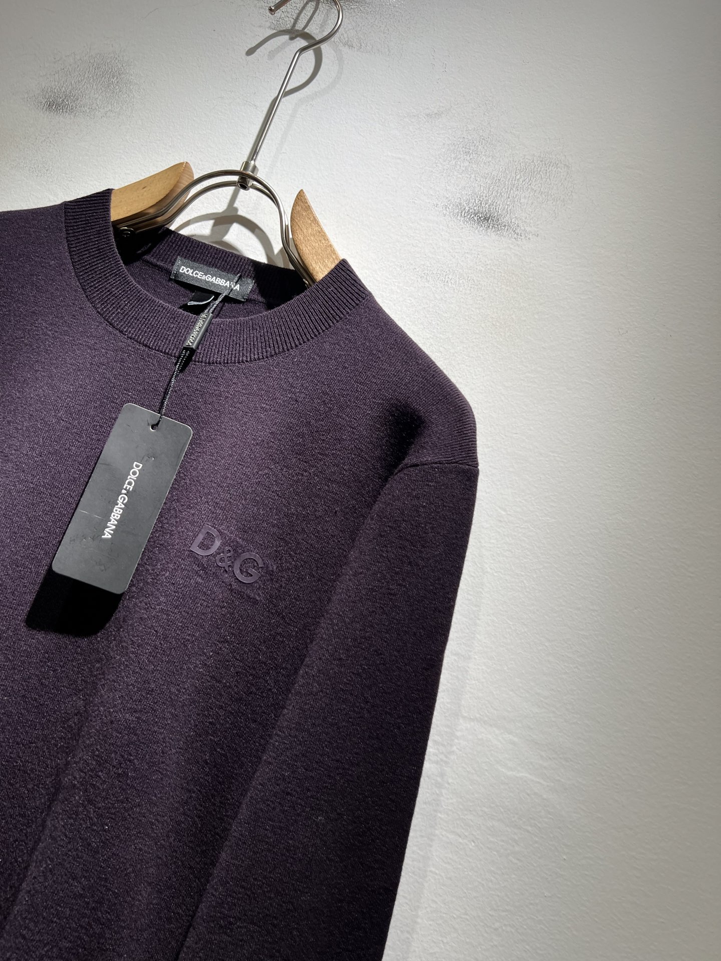 Dolce&Gabba*a 杜嘉*纳2025秋冬新款针织羊毛衫，专柜同步发售！定制专属羊毛面料，胸前字母