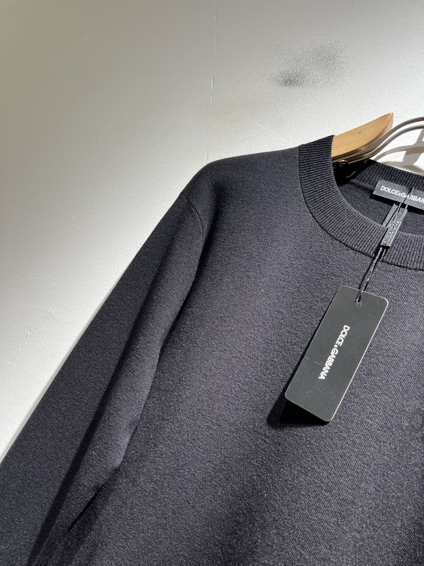 Dolce&Gabba*a 杜嘉*纳2025秋冬新款针织羊毛衫，专柜同步发售！定制专属羊毛面料，胸前字母