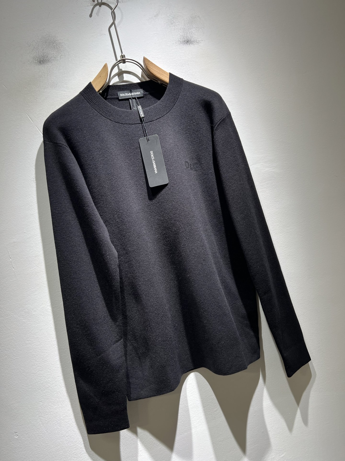 Dolce&Gabba*a 杜嘉*纳2025秋冬新款针织羊毛衫，专柜同步发售！定制专属羊毛面料，胸前字母