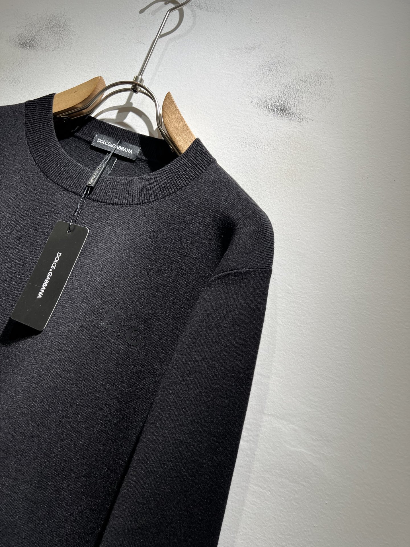 Dolce&Gabba*a 杜嘉*纳2025秋冬新款针织羊毛衫，专柜同步发售！定制专属羊毛面料，胸前字母