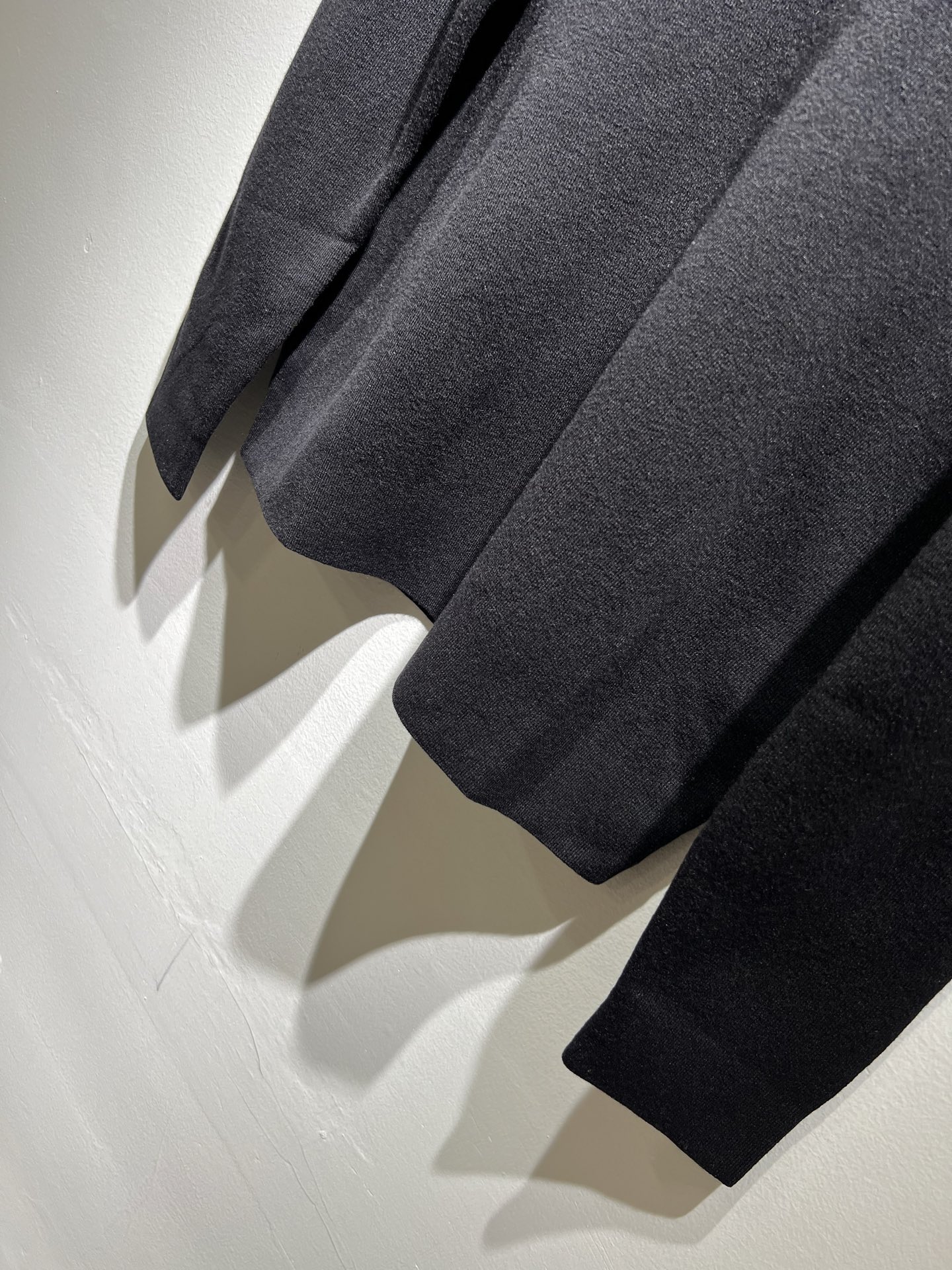 Dolce&Gabba*a 杜嘉*纳2025秋冬新款针织羊毛衫，专柜同步发售！定制专属羊毛面料，胸前字母