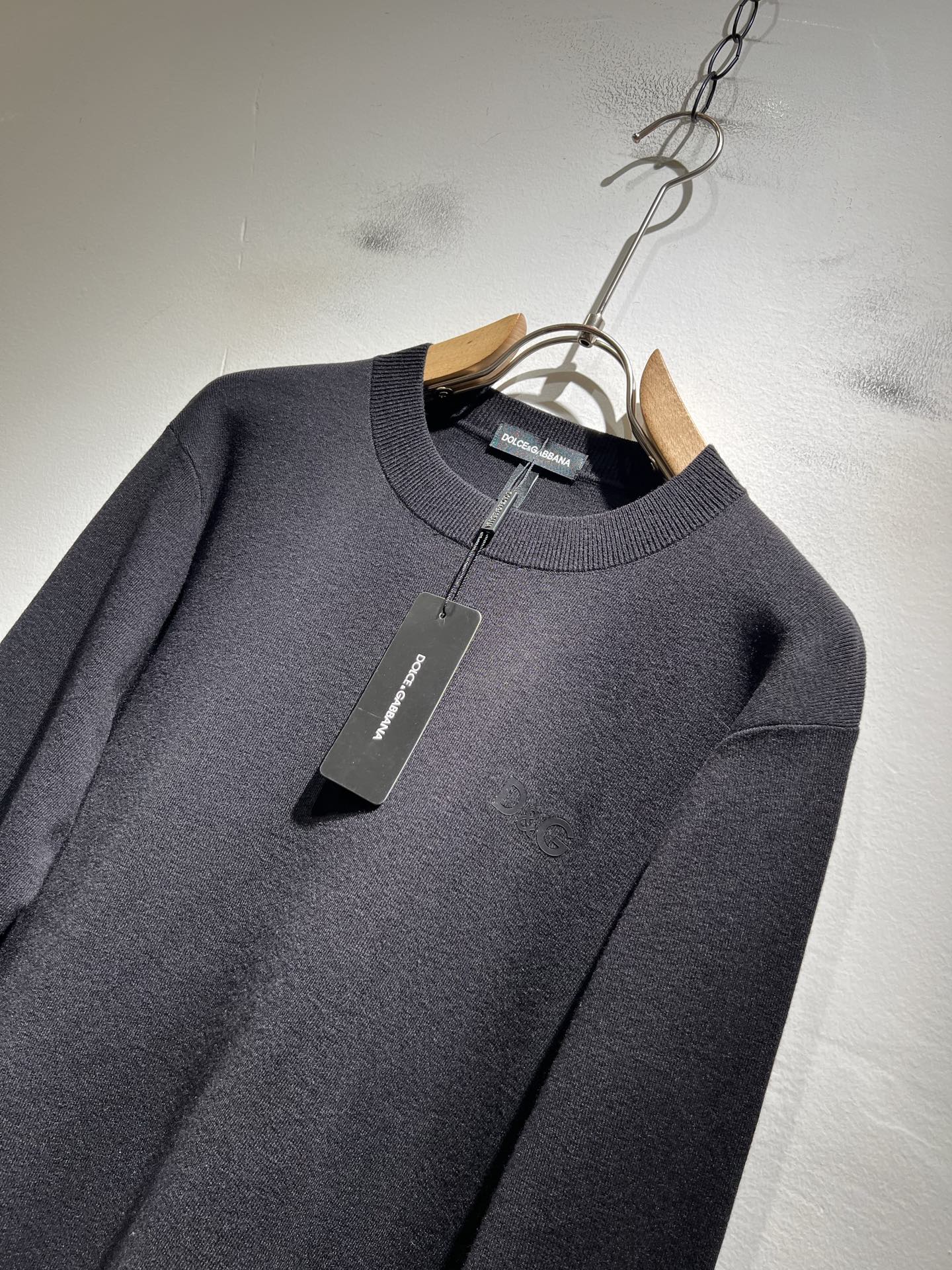 Dolce&Gabba*a 杜嘉*纳2025秋冬新款针织羊毛衫，专柜同步发售！定制专属羊毛面料，胸前字母
