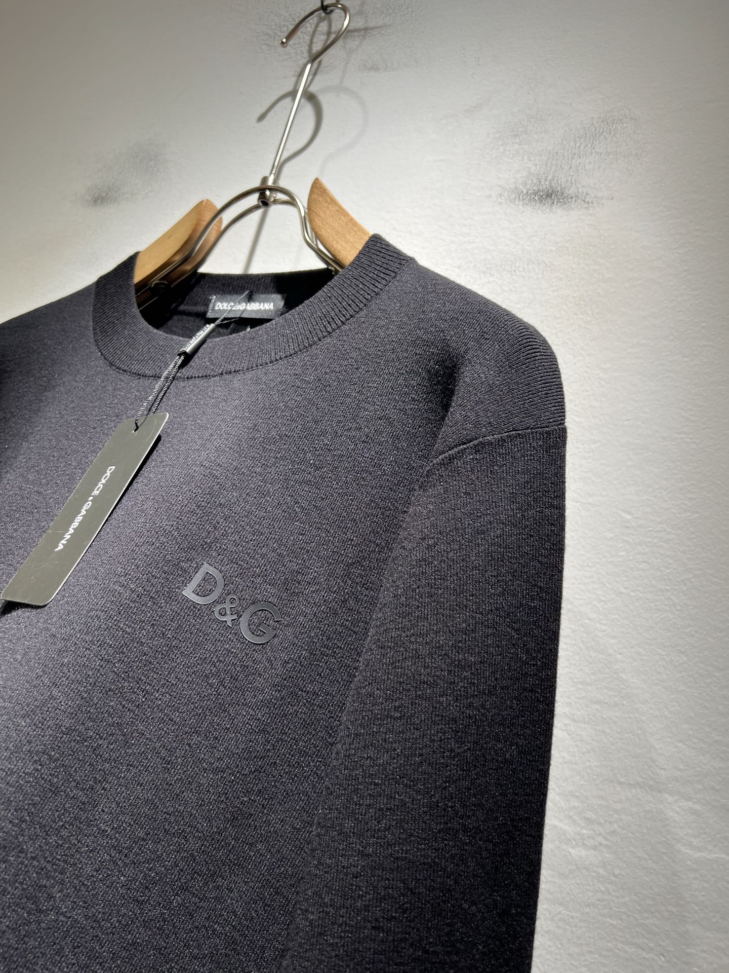 Dolce&Gabba*a 杜嘉*纳2025秋冬新款针织羊毛衫，专柜同步发售！定制专属羊毛面料，胸前字母