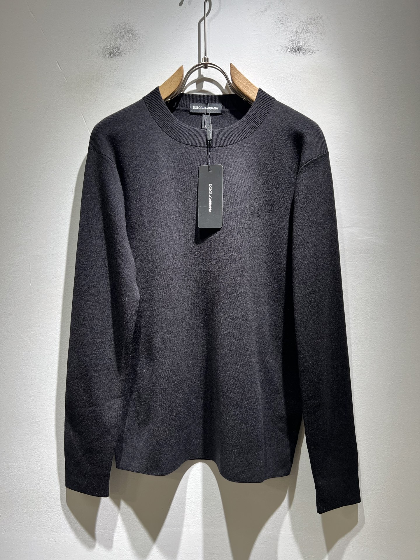 Dolce&Gabba*a 杜嘉*纳2025秋冬新款针织羊毛衫，专柜同步发售！定制专属羊毛面料，胸前字母