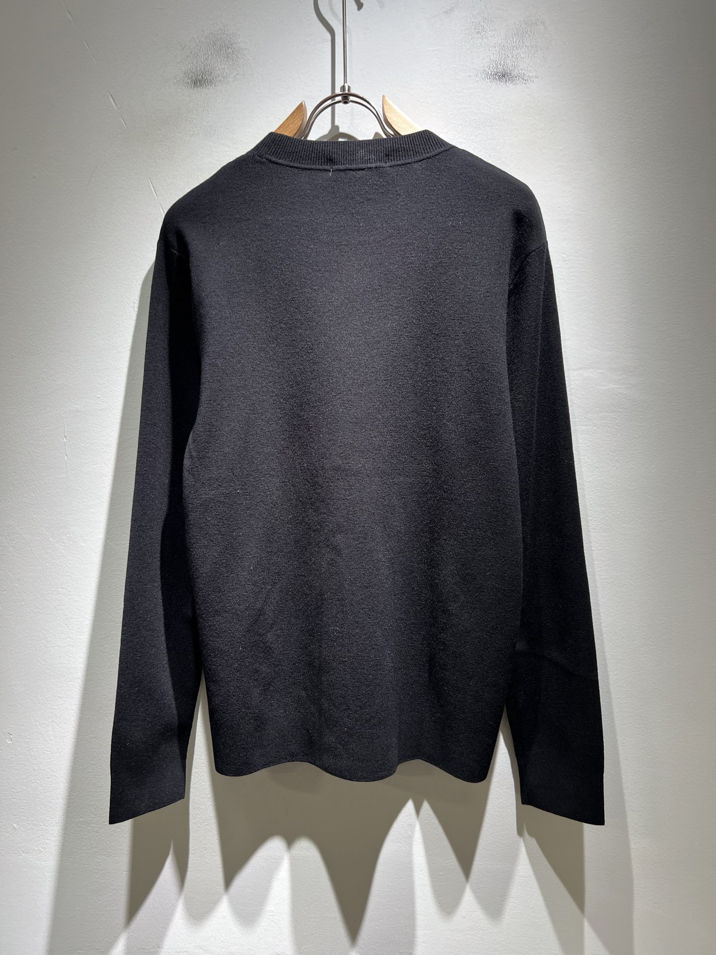 Dolce&Gabba*a 杜嘉*纳2025秋冬新款针织羊毛衫，专柜同步发售！定制专属羊毛面料，胸前字母