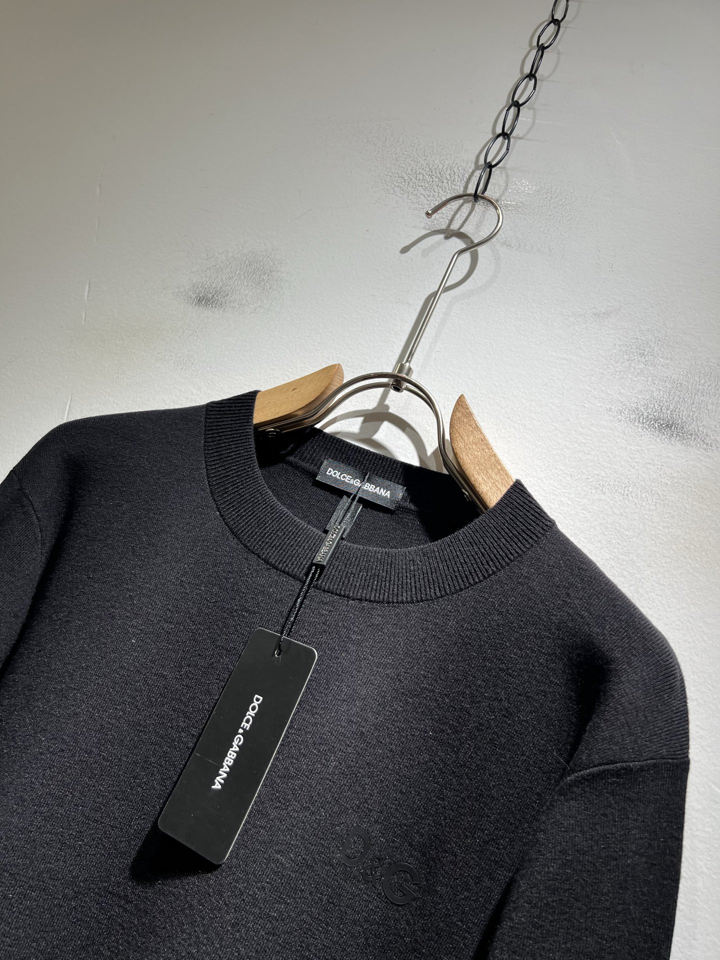 Dolce&Gabba*a 杜嘉*纳2025秋冬新款针织羊毛衫，专柜同步发售！定制专属羊毛面料，胸前字母