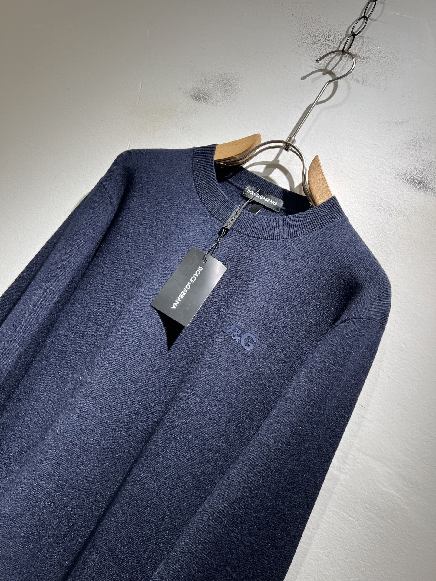 Dolce&Gabba*a 杜嘉*纳2025秋冬新款针织羊毛衫，专柜同步发售！定制专属羊毛面料，胸前字母