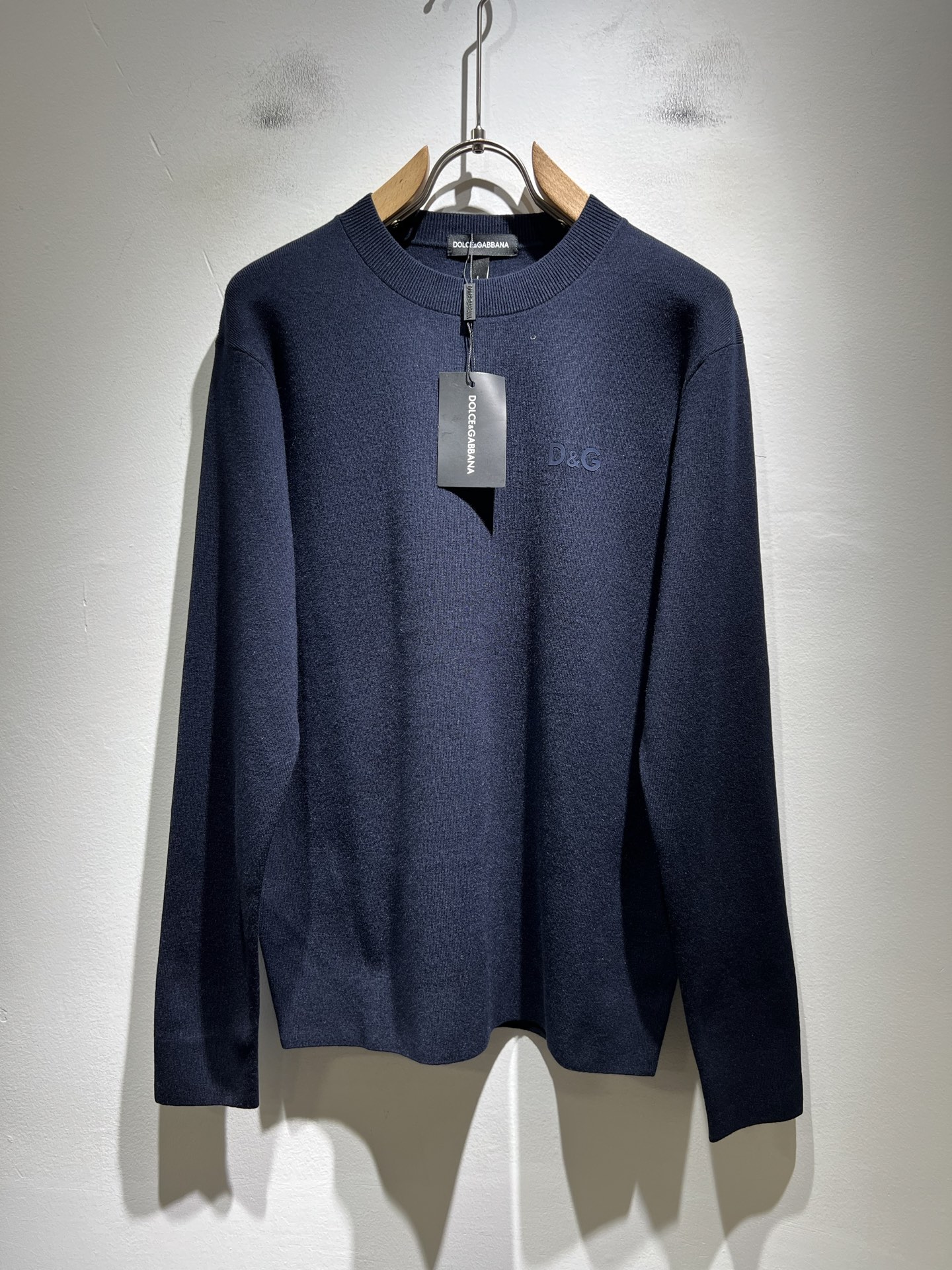 Dolce&Gabba*a 杜嘉*纳2025秋冬新款针织羊毛衫，专柜同步发售！定制专属羊毛面料，胸前字母