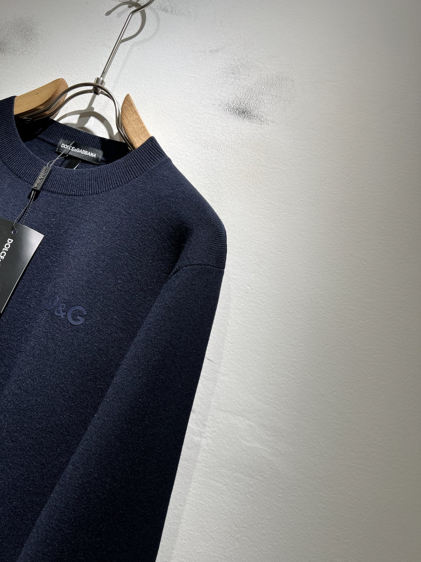 Dolce&Gabba*a 杜嘉*纳2025秋冬新款针织羊毛衫，专柜同步发售！定制专属羊毛面料，胸前字母