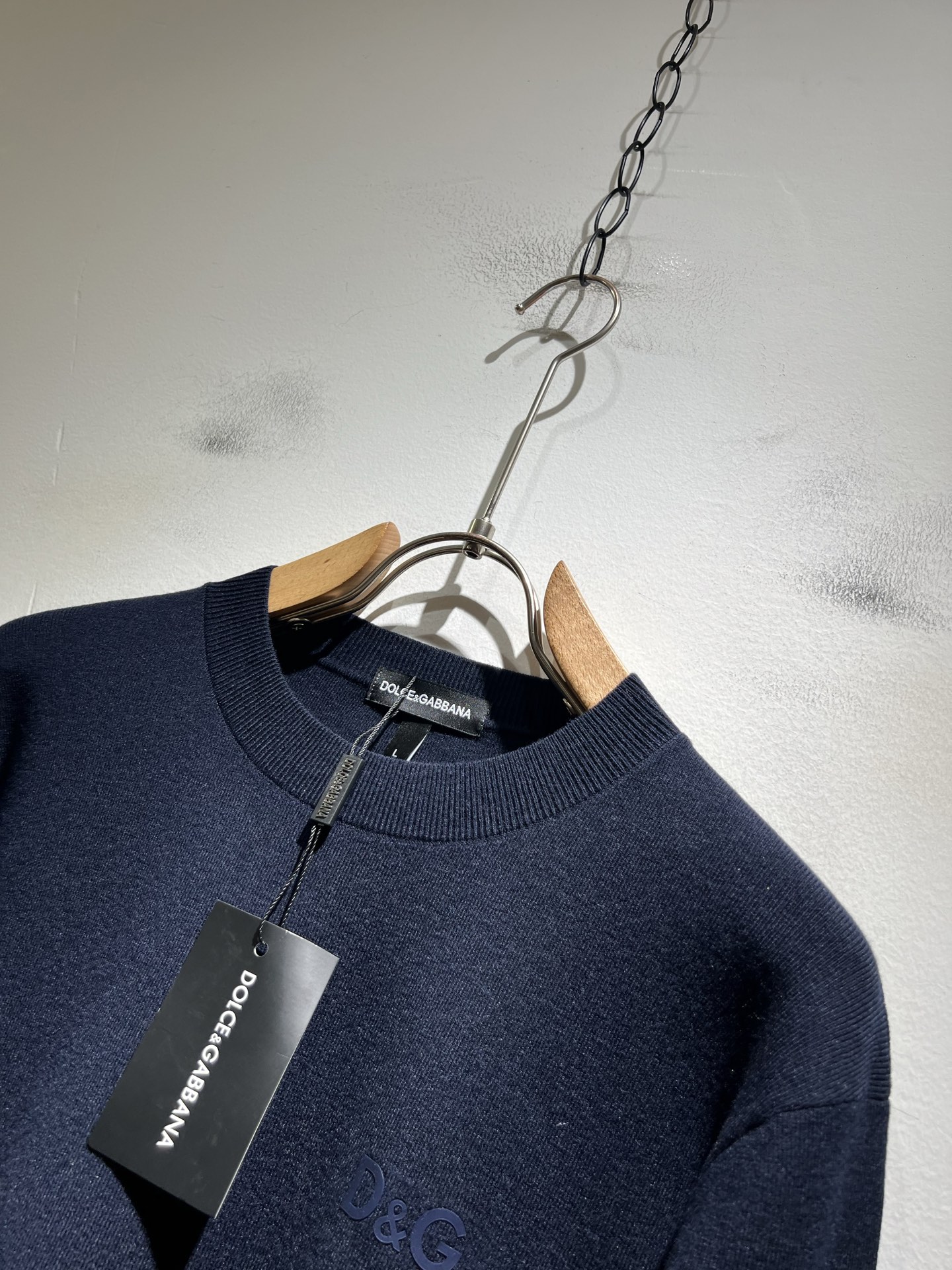 Dolce&Gabba*a 杜嘉*纳2025秋冬新款针织羊毛衫，专柜同步发售！定制专属羊毛面料，胸前字母