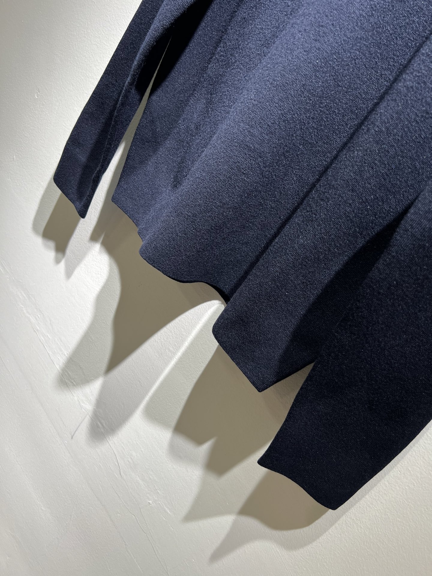 Dolce&Gabba*a 杜嘉*纳2025秋冬新款针织羊毛衫，专柜同步发售！定制专属羊毛面料，胸前字母