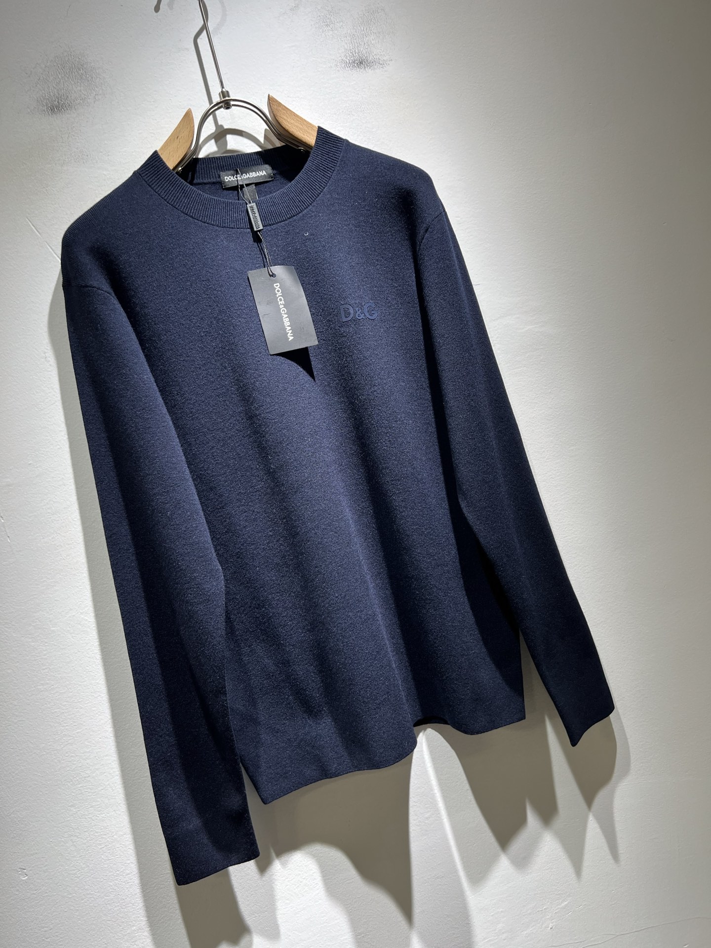 Dolce&Gabba*a 杜嘉*纳2025秋冬新款针织羊毛衫，专柜同步发售！定制专属羊毛面料，胸前字母