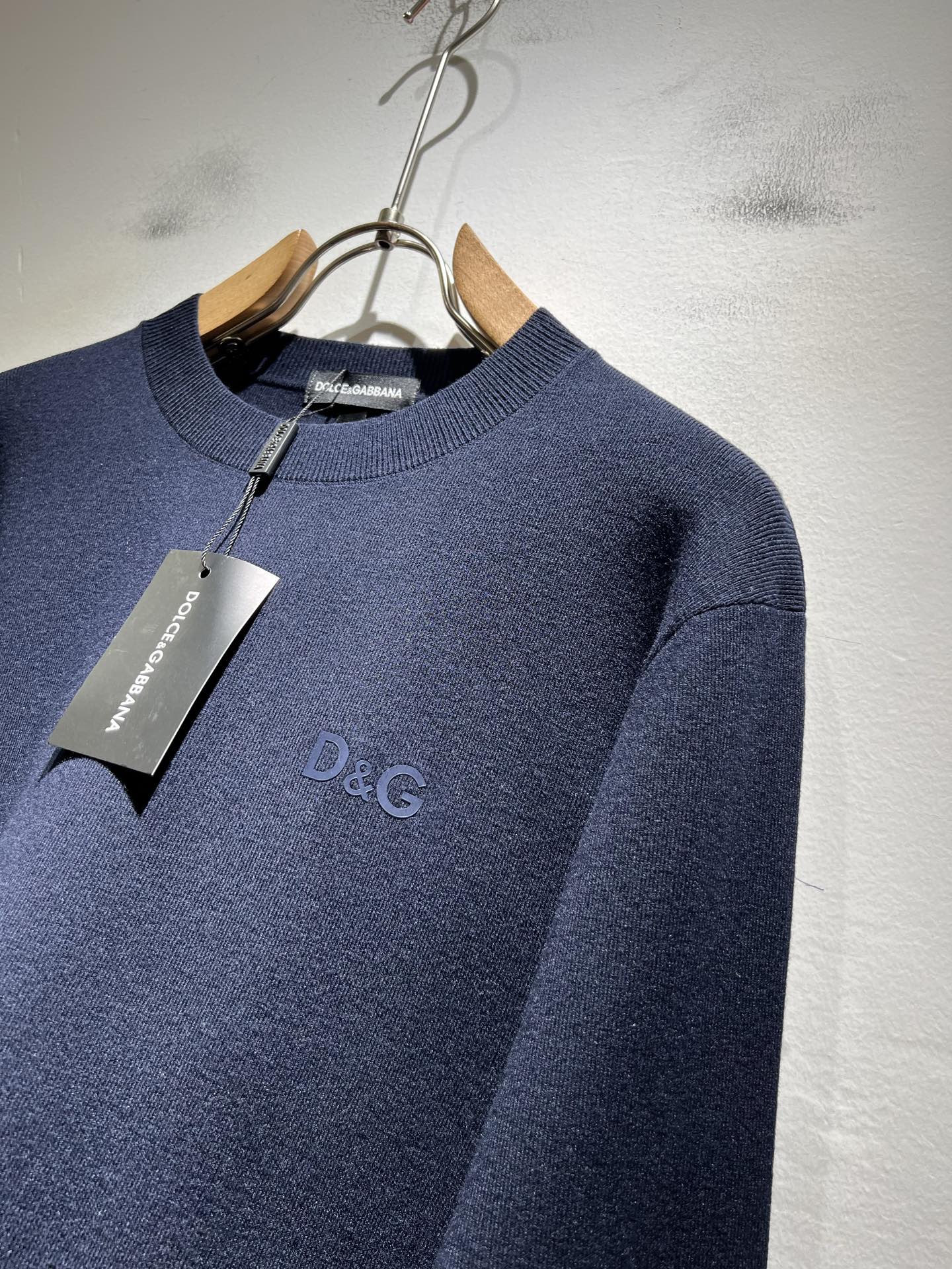 Dolce&Gabba*a 杜嘉*纳2025秋冬新款针织羊毛衫，专柜同步发售！定制专属羊毛面料，胸前字母