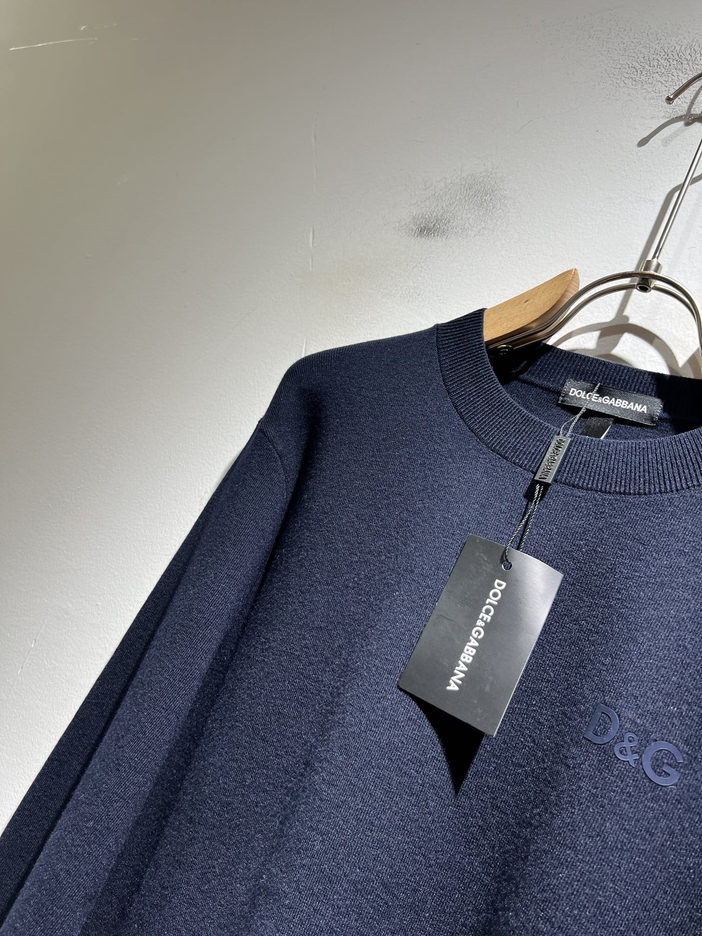 Dolce&Gabba*a 杜嘉*纳2025秋冬新款针织羊毛衫，专柜同步发售！定制专属羊毛面料，胸前字母