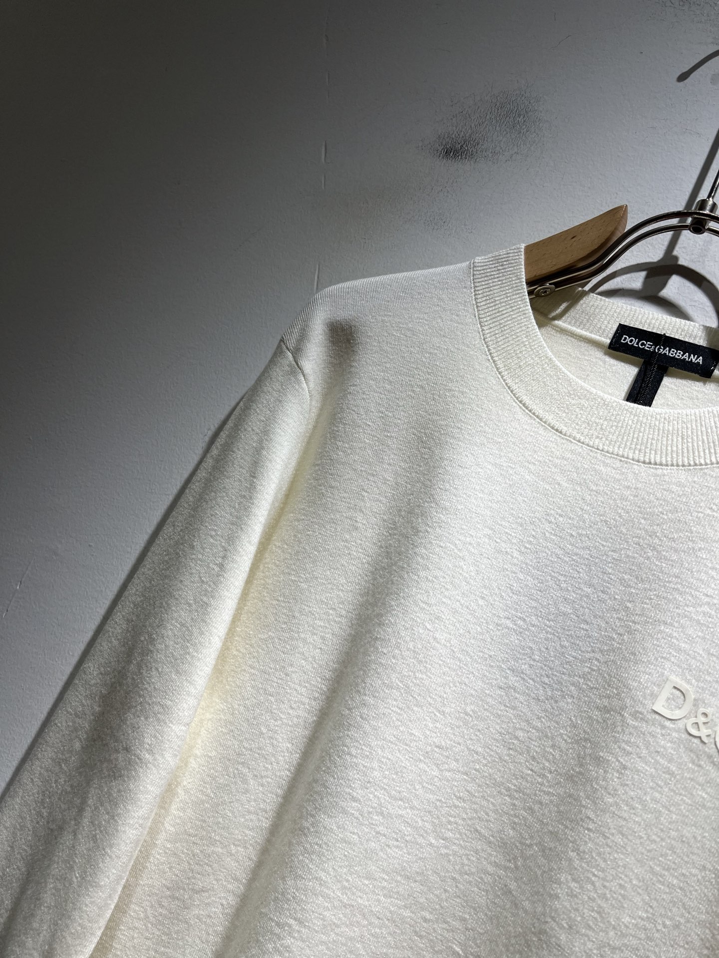 Dolce&Gabba*a 杜嘉*纳2025秋冬新款针织羊毛衫，专柜同步发售！定制专属羊毛面料，胸前字母