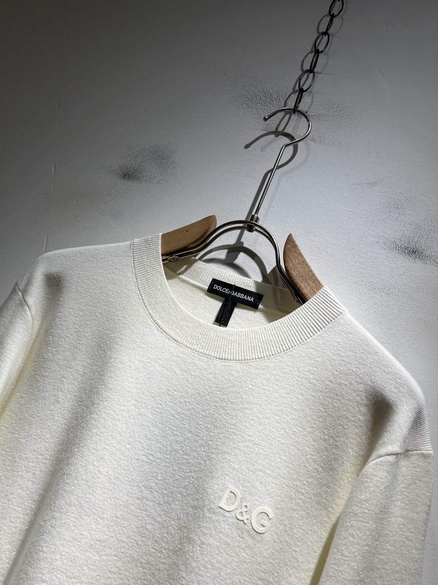 Dolce&Gabba*a 杜嘉*纳2025秋冬新款针织羊毛衫，专柜同步发售！定制专属羊毛面料，胸前字母