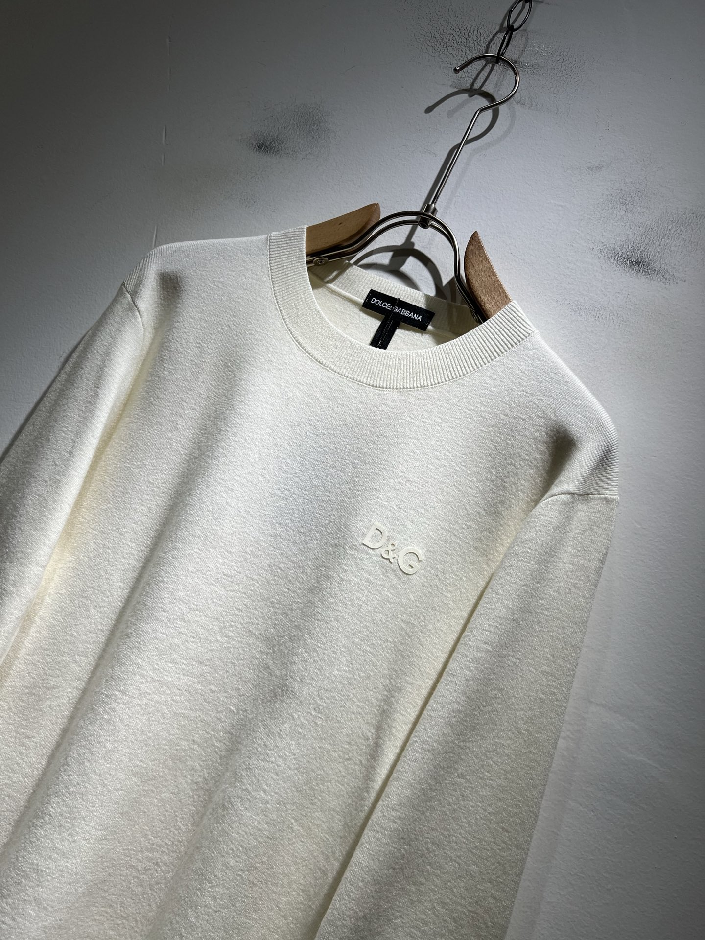 Dolce&Gabba*a 杜嘉*纳2025秋冬新款针织羊毛衫，专柜同步发售！定制专属羊毛面料，胸前字母