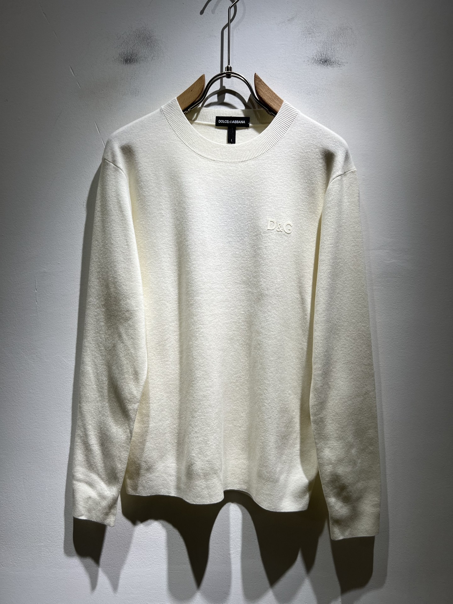 NO:596043,Dolce&Gabba*a's new 2025 autumn and winter knitted woolen sweaters are on sale simultaneously at counters!  Customized exclusive wool fabric, with letter logo laminated design on the chest!  Simple and elegant, easy to match and versatile, extremely high-grade, perfectly integrated into fashion and style, it is a top-notch fashionable style that is perfect for outer wear!  The whole thing gives people a natural feeling!  The ultimate classic and versatile style, using the latest three-dimensional logo elements to highlight the concave and convex texture!  The ultimate heavy work, the ultimate perfection!  Fans who pursue high quality should rush to buy it by themselves, and we sincerely invite all fans who know the goods to appreciate this model together!  !  Size M-4XL,,Dolce&Gabbana,Dolce&Gabbana,alexander wang19860909Dolce&Gabba*a 杜嘉*纳2025秋冬新款针织羊毛衫,专柜同步发售！定制专属羊毛面料,胸前字母logo压胶工艺设计！简约大方,从容百搭,档次极高,完美融入时尚还有风情感一款完美符合外穿的顶尖时髦气质款！整体给人浑然天成的感觉！极致经典的百搭型,采用最新的立体logo元素凸显凹凸质感！极致的重工极致的完美！追求高品质的粉丝们请自行抢购,诚邀所有识货的粉丝一同鉴赏此款！！尺码M-4XL,,Dolce&Gabbana,Dolce&Gabbana,alexander wang,Men's clothing