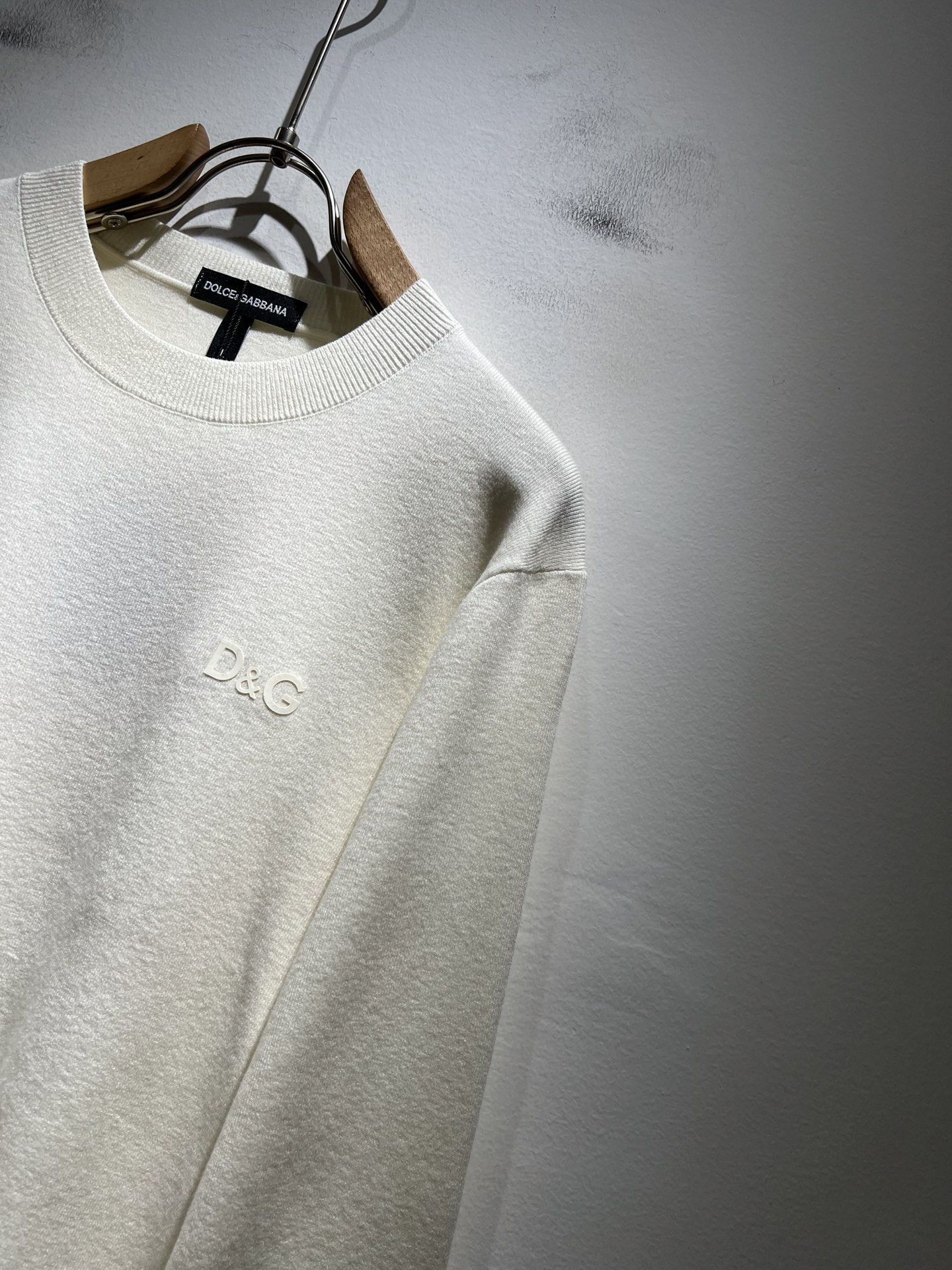 Dolce&Gabba*a 杜嘉*纳2025秋冬新款针织羊毛衫，专柜同步发售！定制专属羊毛面料，胸前字母