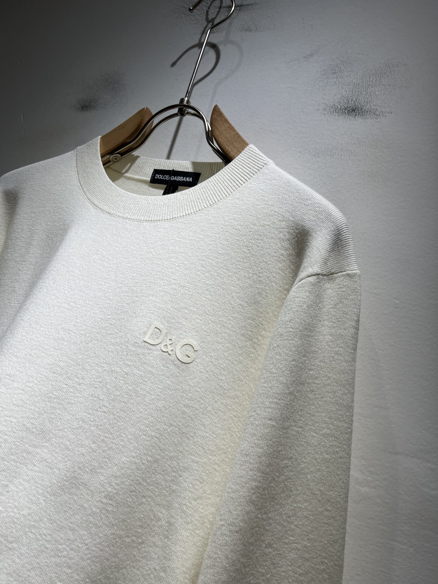 Dolce&Gabba*a 杜嘉*纳2025秋冬新款针织羊毛衫，专柜同步发售！定制专属羊毛面料，胸前字母