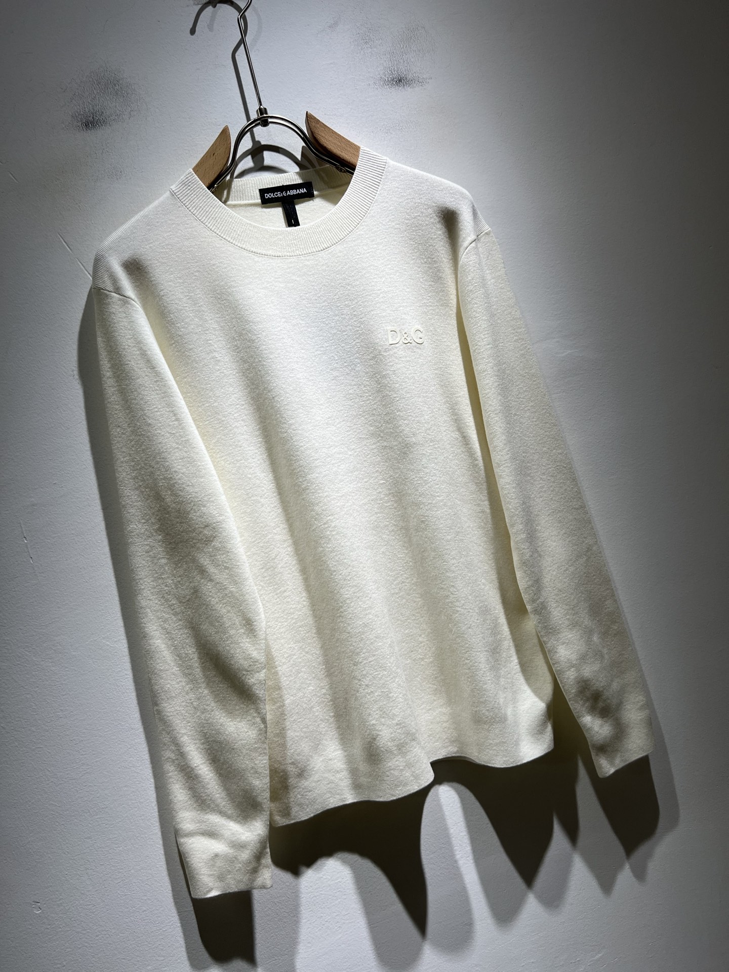 Dolce&Gabba*a 杜嘉*纳2025秋冬新款针织羊毛衫，专柜同步发售！定制专属羊毛面料，胸前字母