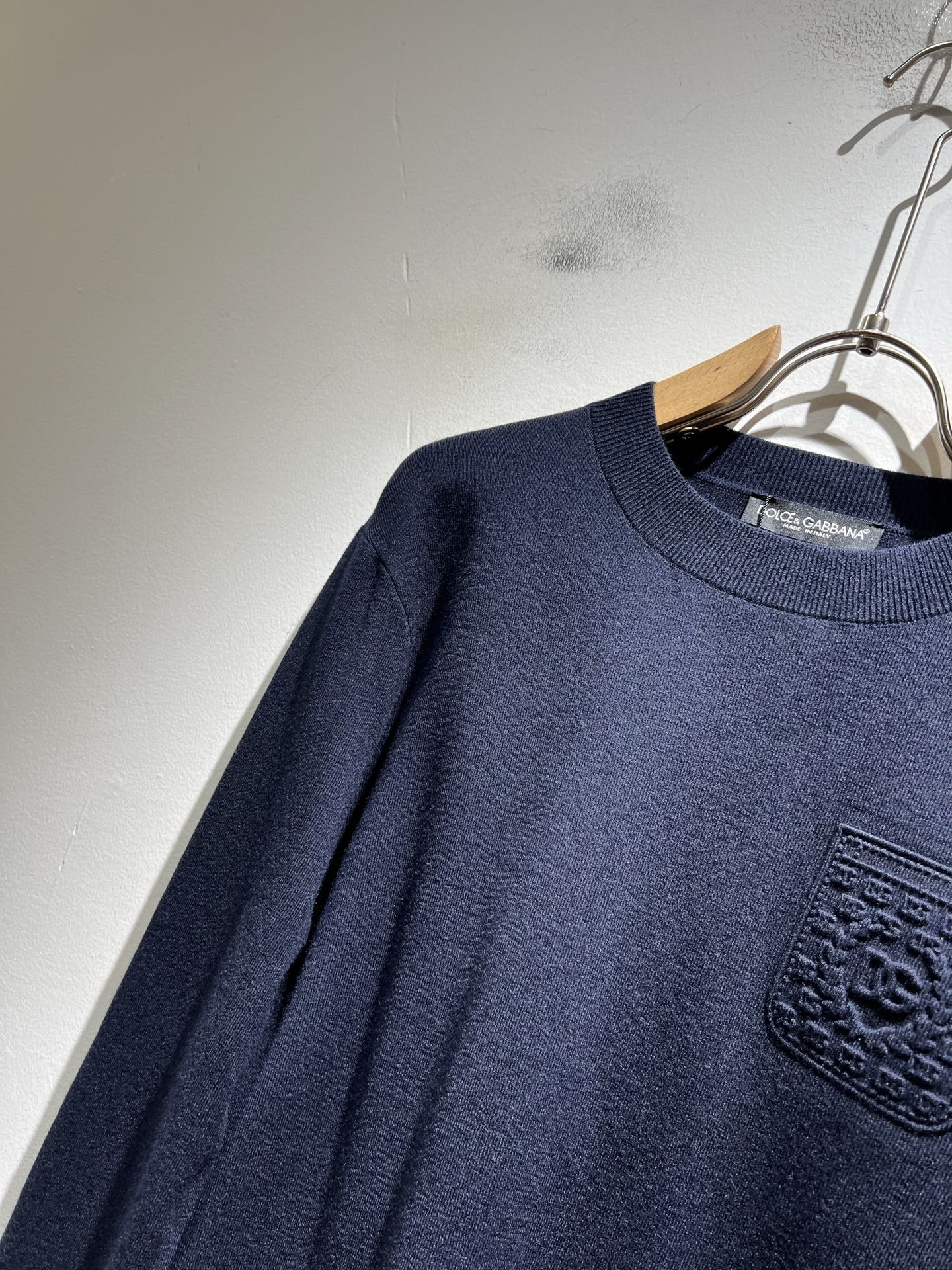 Dolce&Gabba*a 杜嘉*纳2025秋冬新款针织羊毛衫，专柜同步发售！定制专属羊毛面料，胸前字母